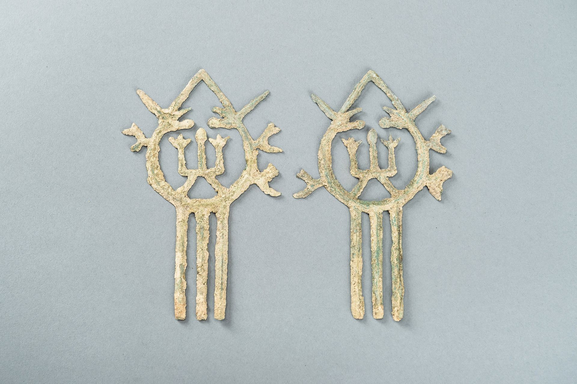 A PAIR OF BRONZE HAIRPINS, DONG SON CULTURE - Image 10 of 11