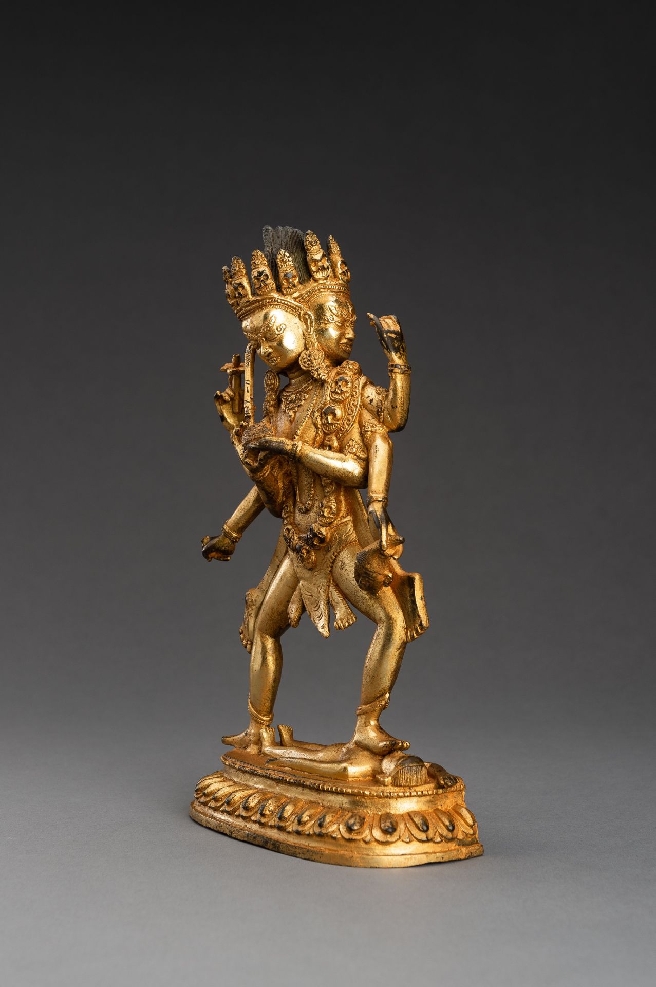 A GILT BRONZE FIGURE OF CHAKRASAMVARA, 1900s - Bild 7 aus 12