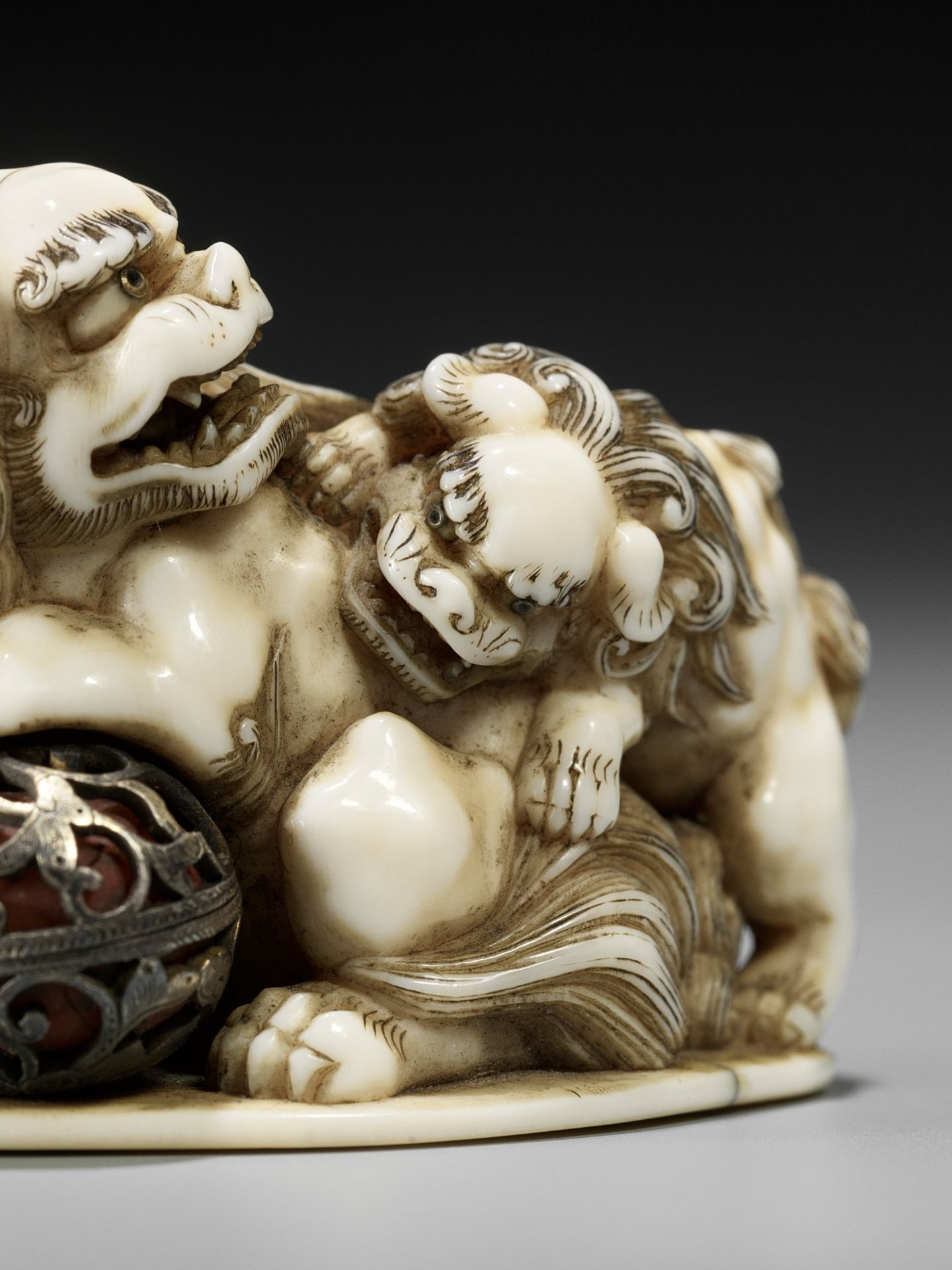 CHOUNSAI HIDECHIKA: A SUPERB IVORY NETSUKE OF A SHISHI WITH YOUNG AND BALL - Bild 3 aus 14