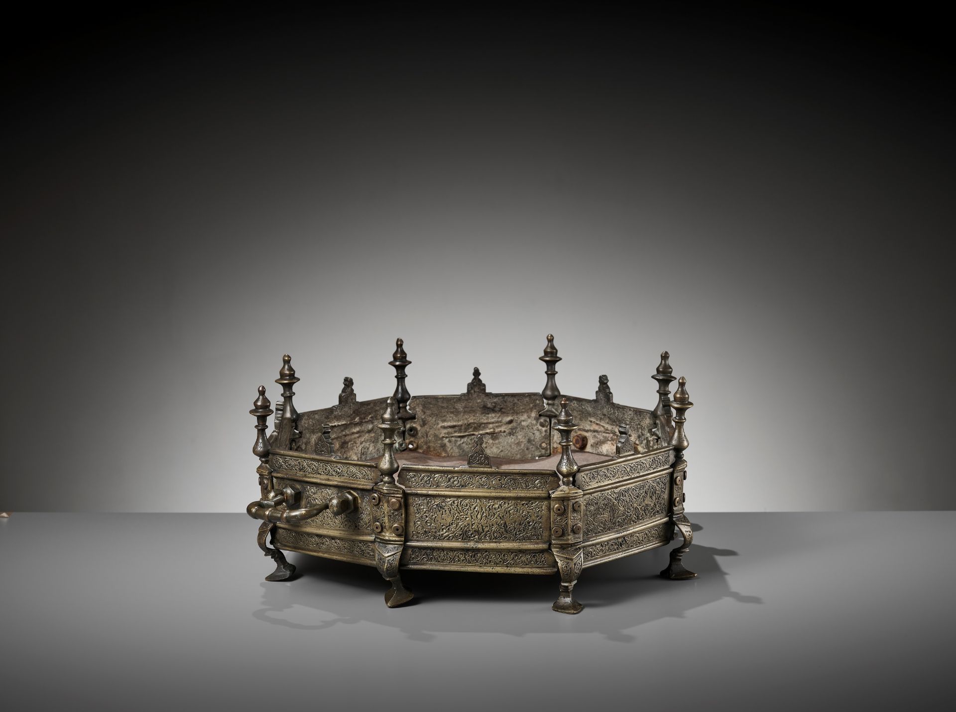 AN OCTAGONAL BRASS BRAZIER, 17TH-18TH CENTURY - Image 8 of 10