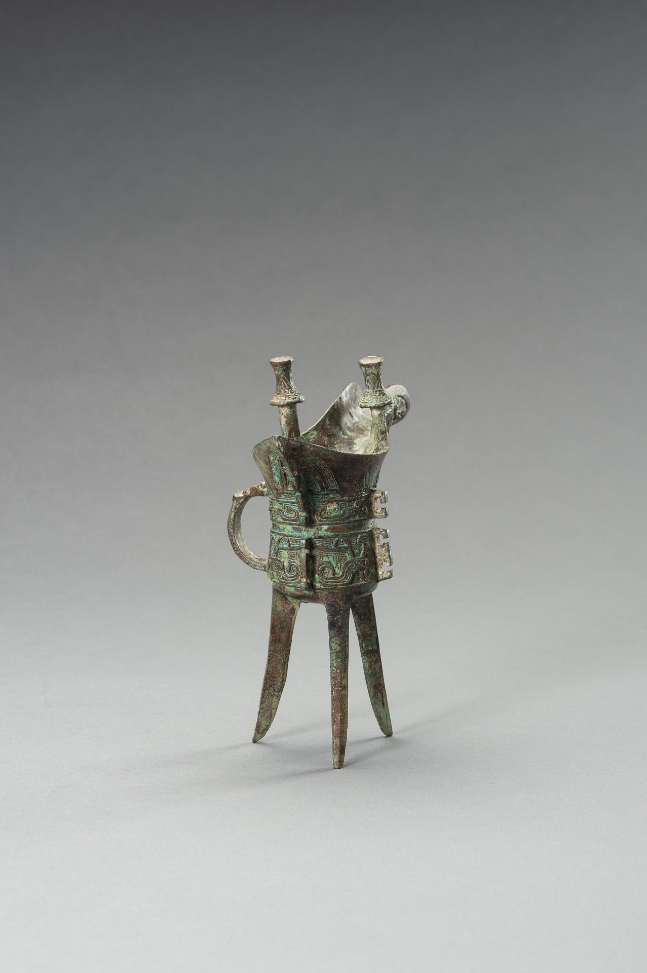 AN ARCHAISTIC SHANG-STYLE BRONZE RITUAL TRIPOD WINE VESSEL, JUE - Image 7 of 9