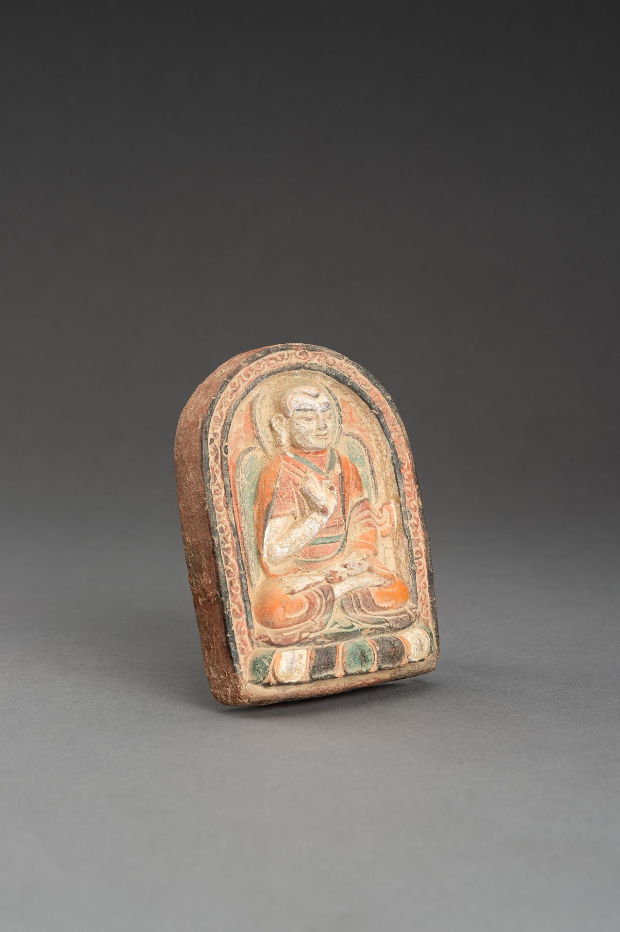 A POLYCHROME TERRACOTTA TSA TSA OF A YOUTHFUL SPIRITUAL LEADER - Bild 3 aus 7