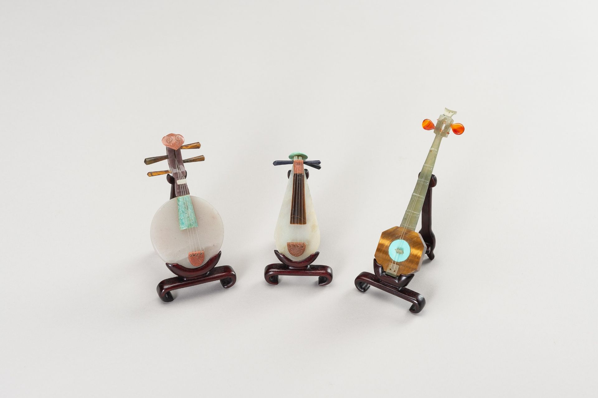 A GROUP OF EIGHT HARDSTONE MINIATURE MODELS OF MUSICAL INSTRUMENTS - Image 19 of 20