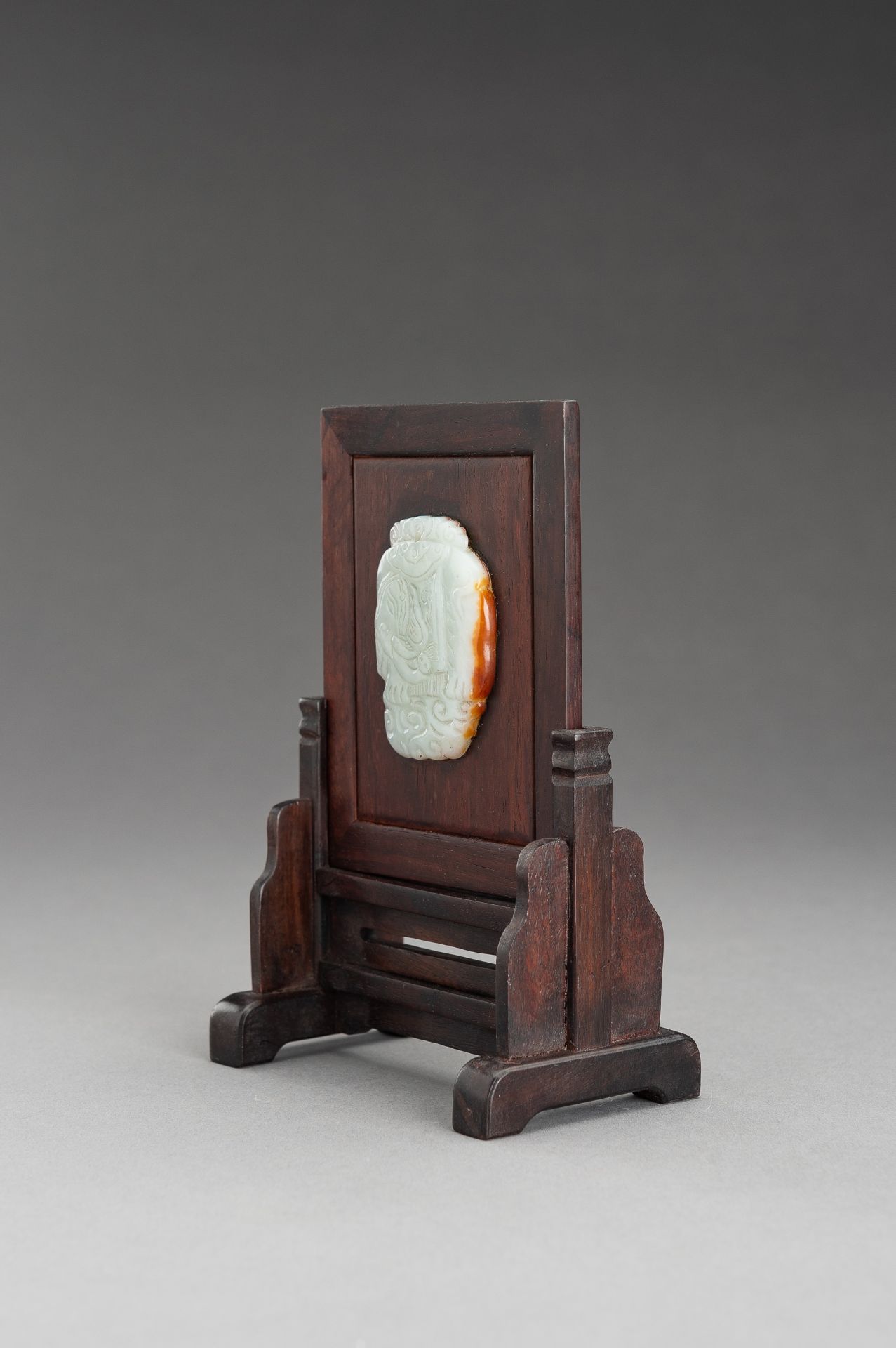 A SMALL WOOD TABLE SCREEN WITH PALE CELADON AND RUSSET JADE PLAQUE - Image 4 of 10