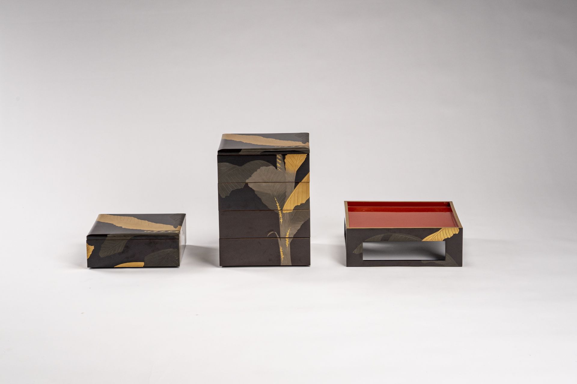 A LACQUERED BENTO BOX SET WITH TRAY - Bild 2 aus 12