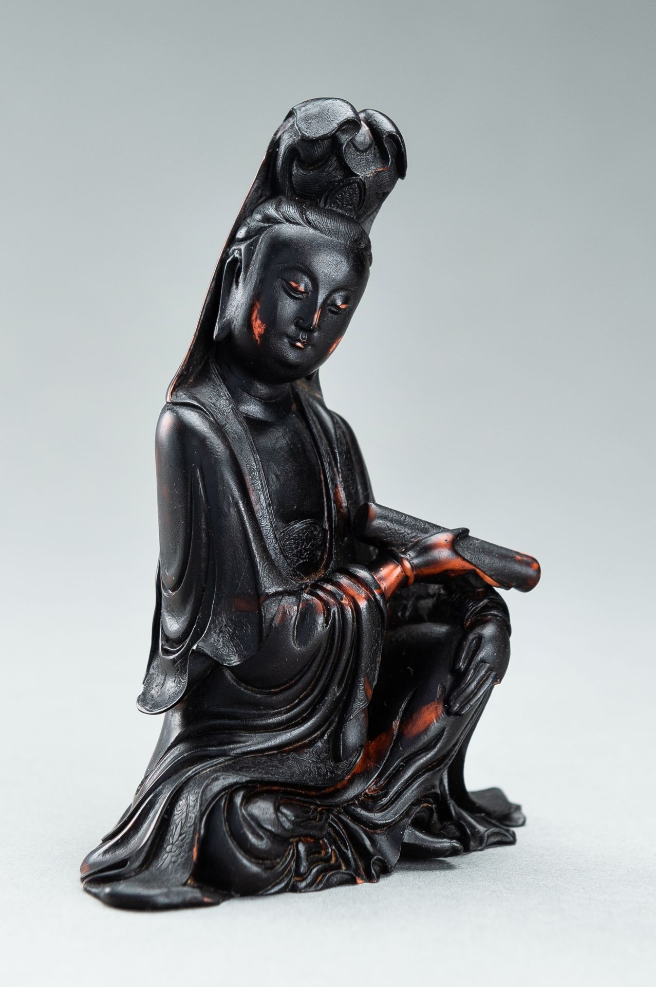 A BUFFALO HORN FIGURE OF GUANYIN - Bild 3 aus 11