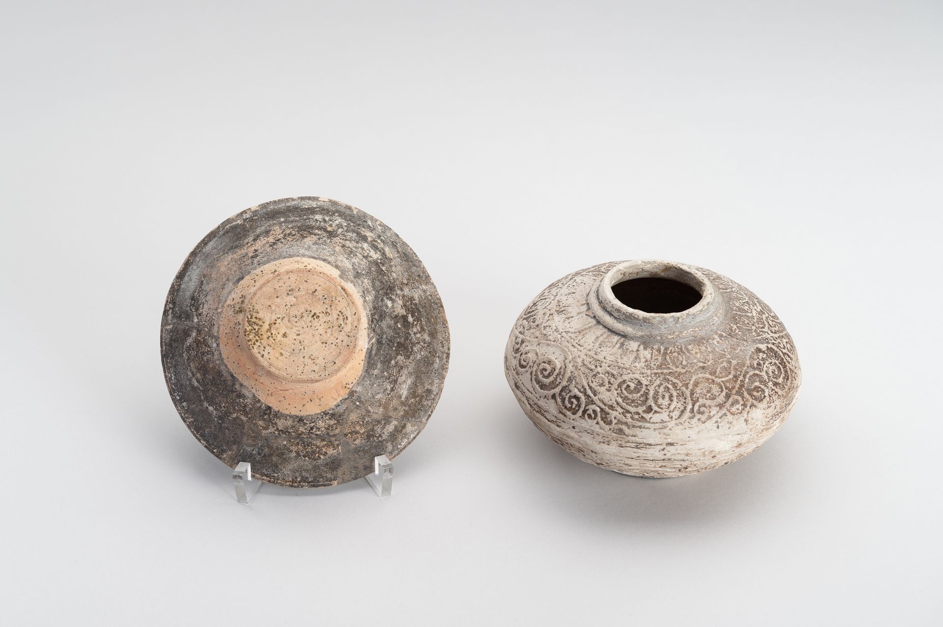 A LOT WITH TWO WESTERN ASIATIC-STYLE POTTERY ITEMS - Image 13 of 14