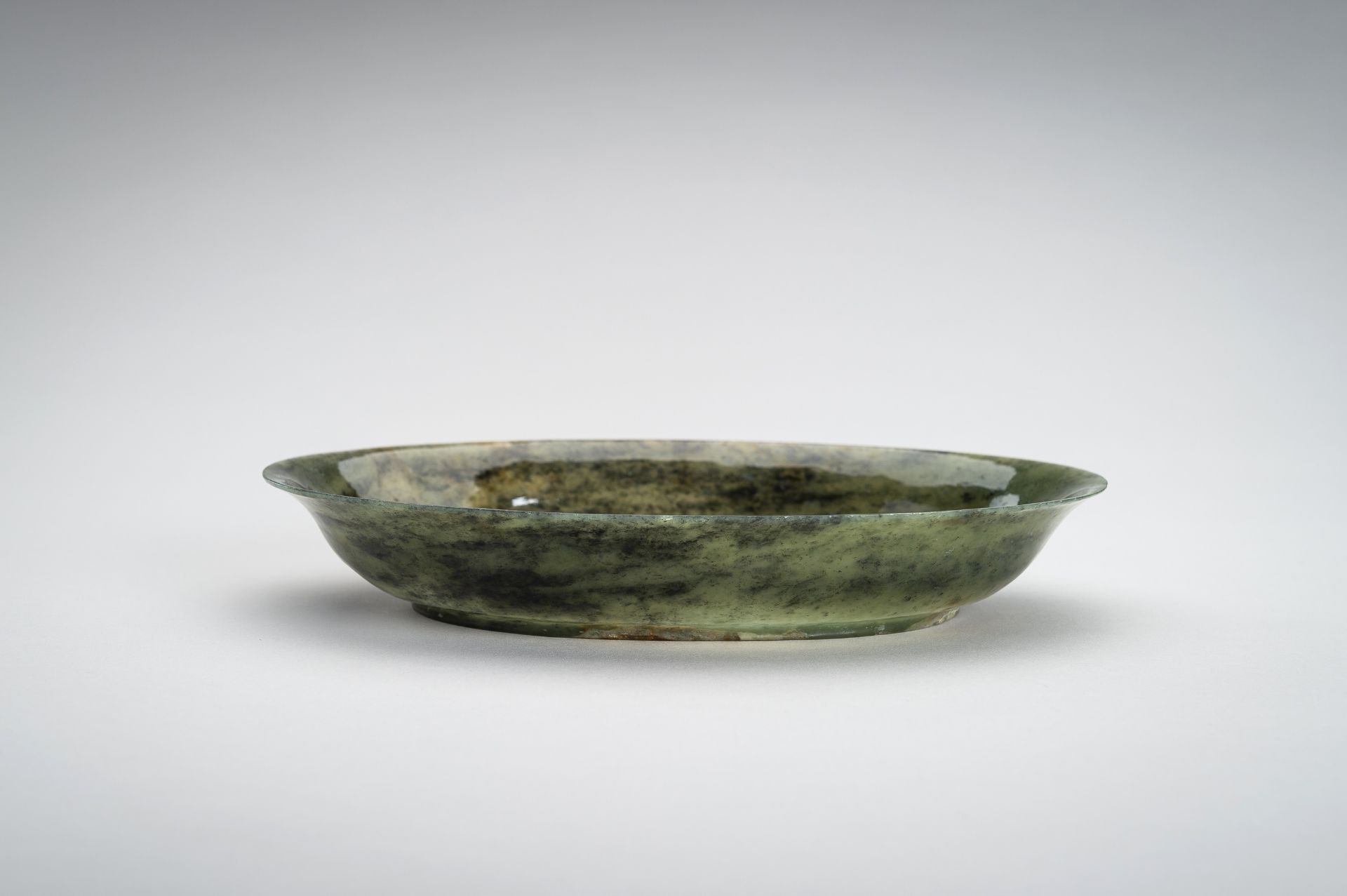 A MOTTLED GREEN JADE 'CHILONG' BOWL, c. 1920s - Image 3 of 10