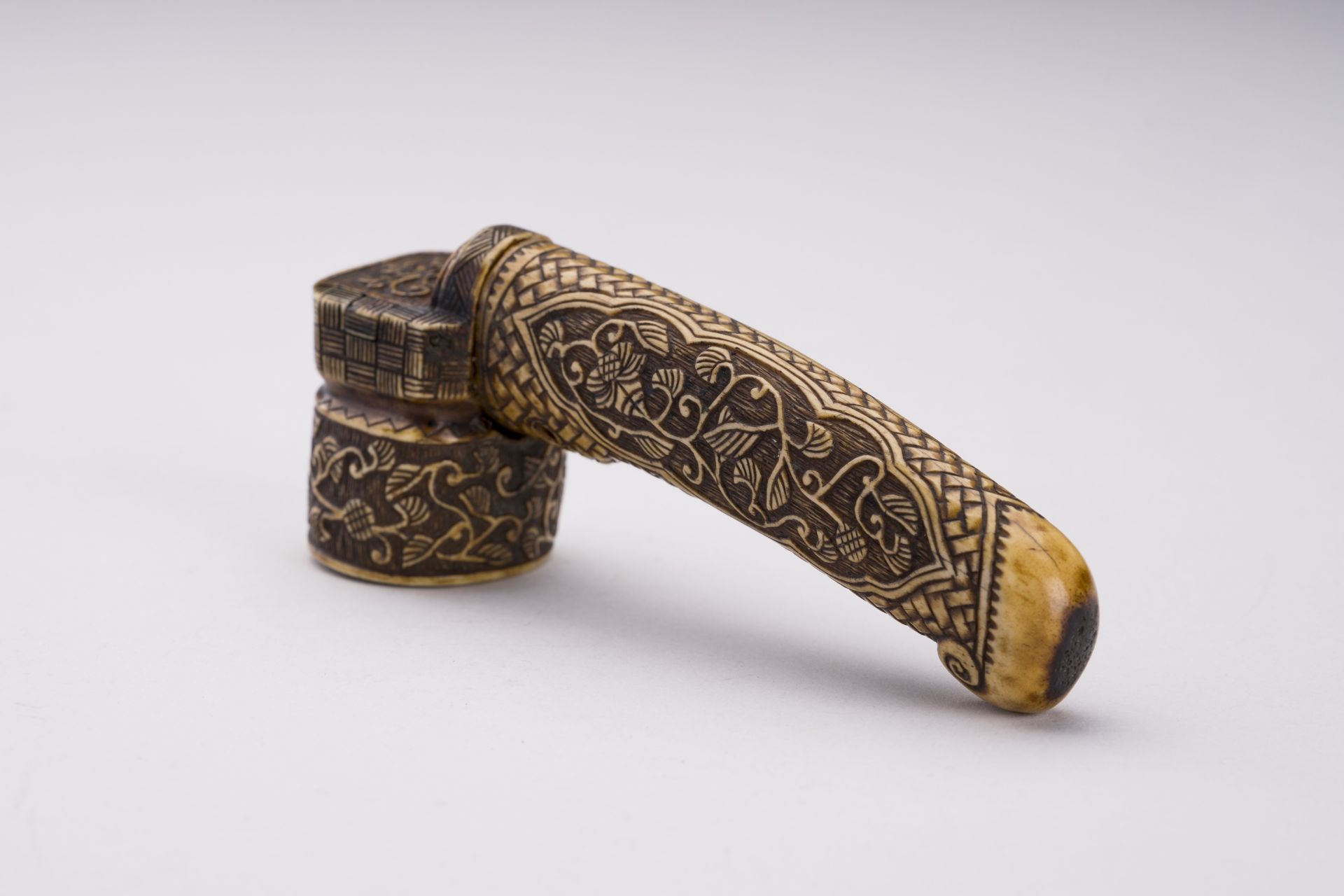 A MINIATURE HORN YATATE WITH SCROLLING VINES, MEIJI - Bild 3 aus 9