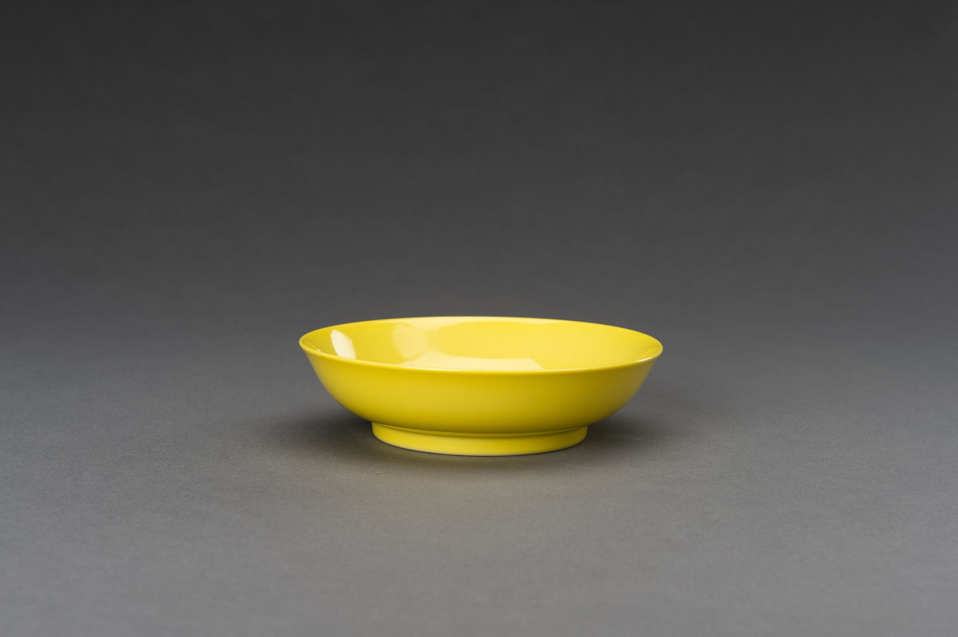 AN YELLOW GLAZED PORCELAIN BOWL - Bild 6 aus 10