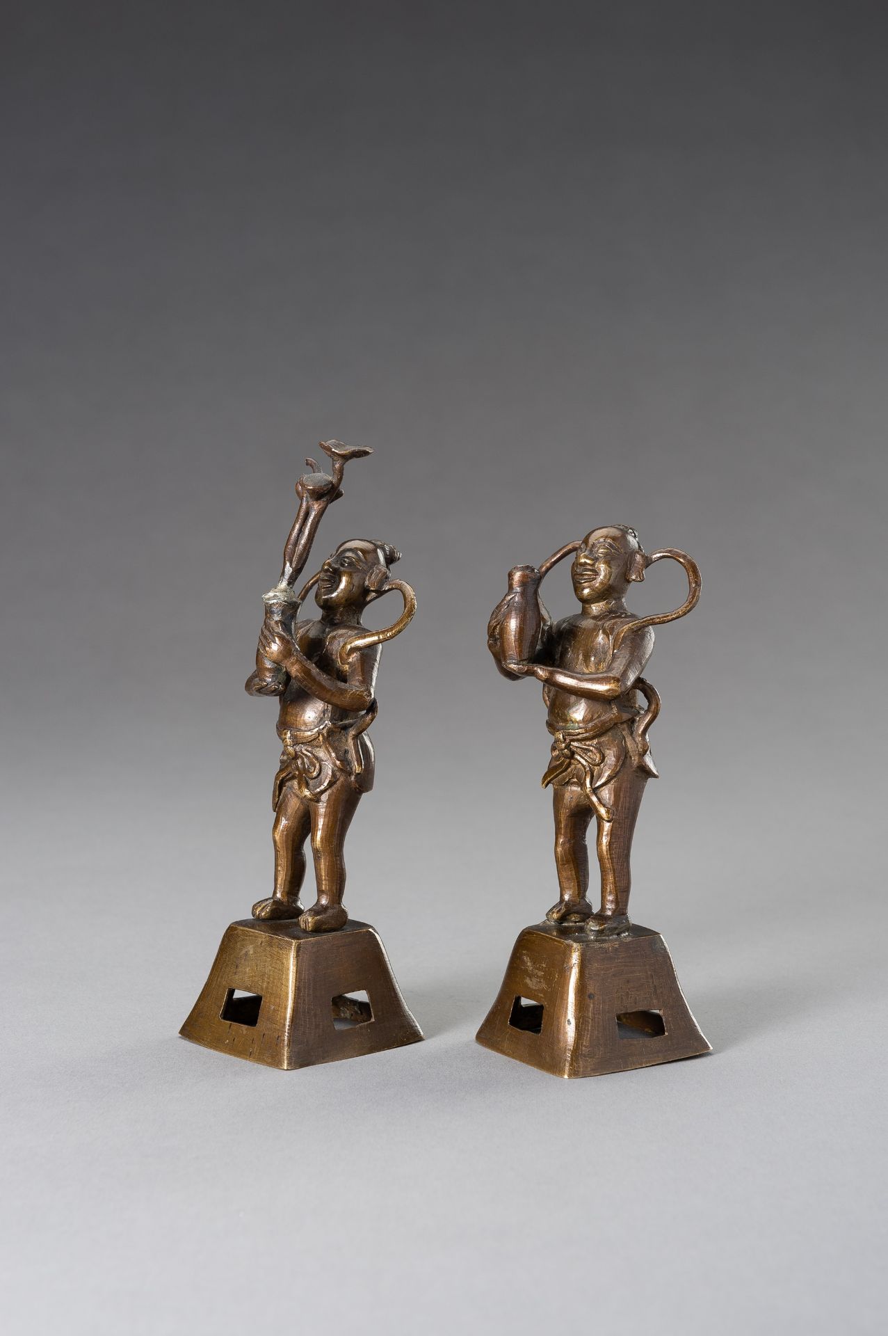 TWO BRONZE FIGURES OF BOYS HOLDING VASES - Bild 5 aus 9