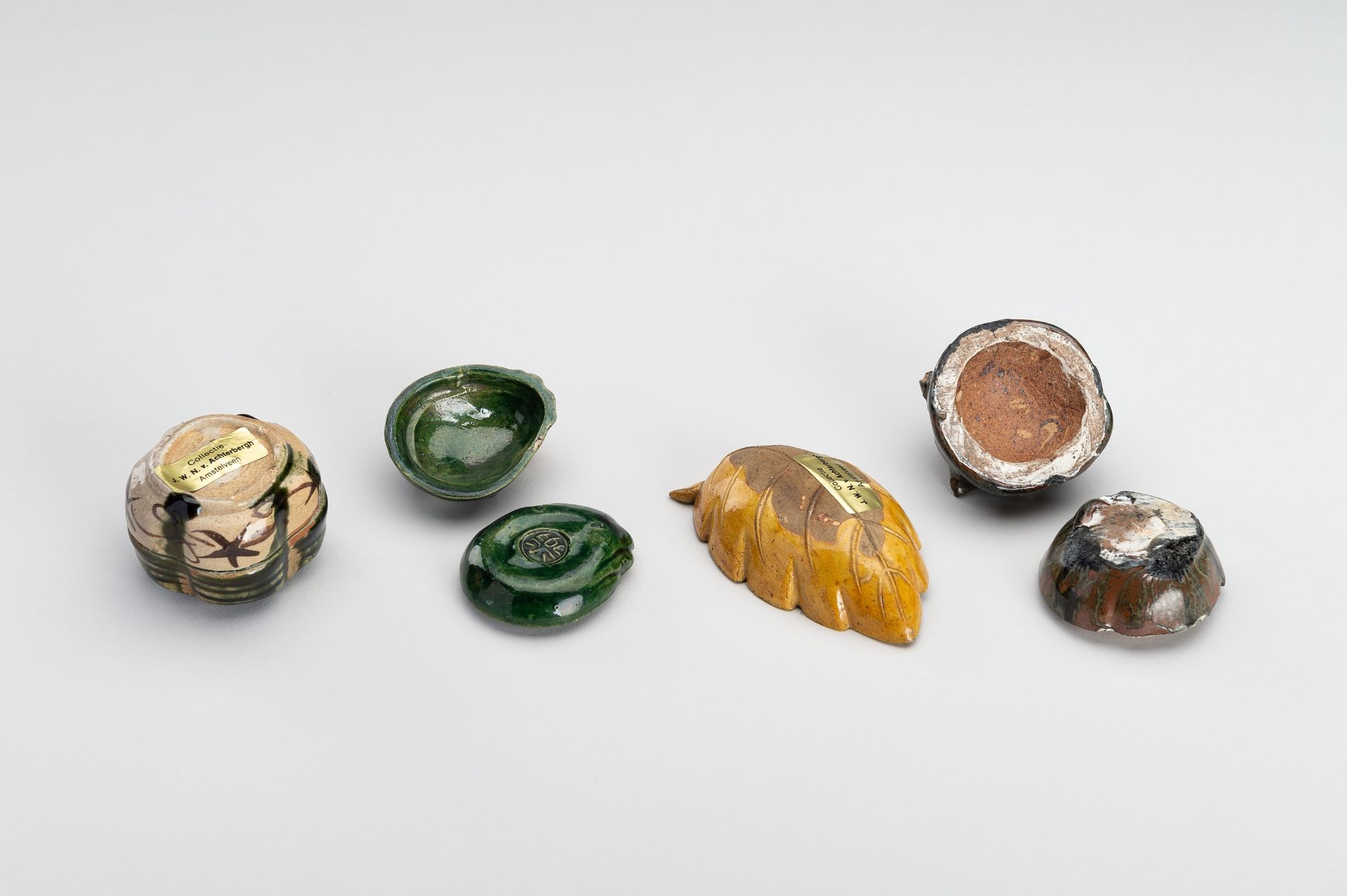 A GROUP OF FOUR SMALL GLAZED CERAMIC ITEMS - Image 15 of 16