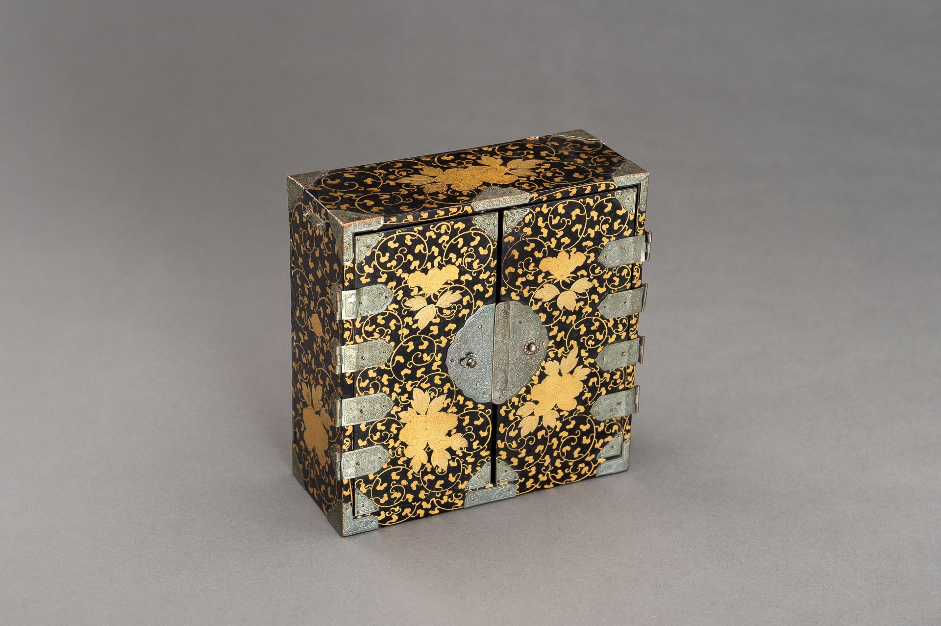 A BLACK AND GOLD LACQUER MINIATURE CABINET - Image 14 of 19