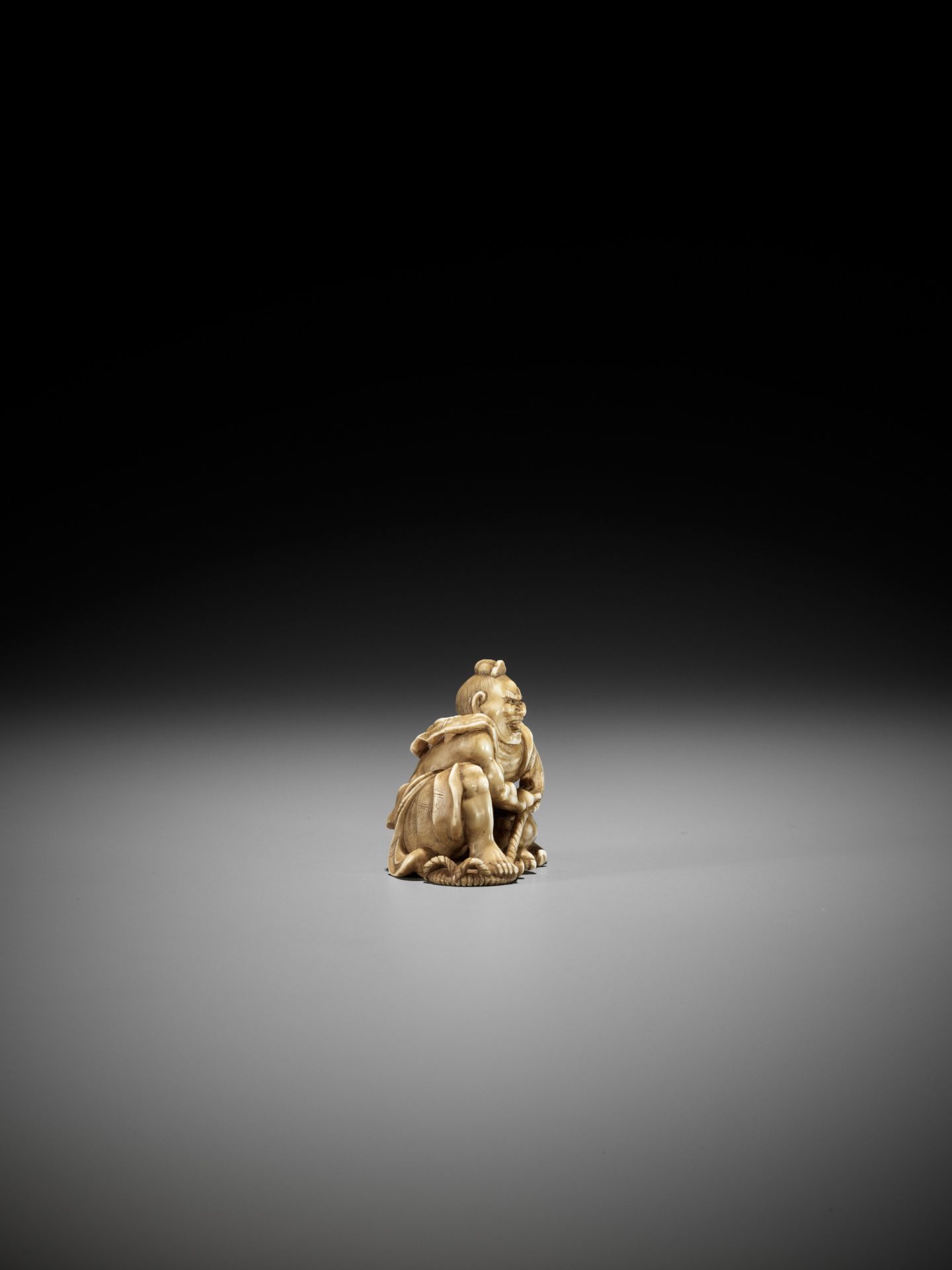 TOMOMASA: AN IVORY NETSUKE OF NIO BRAIDING A SANDAL - Bild 7 aus 11