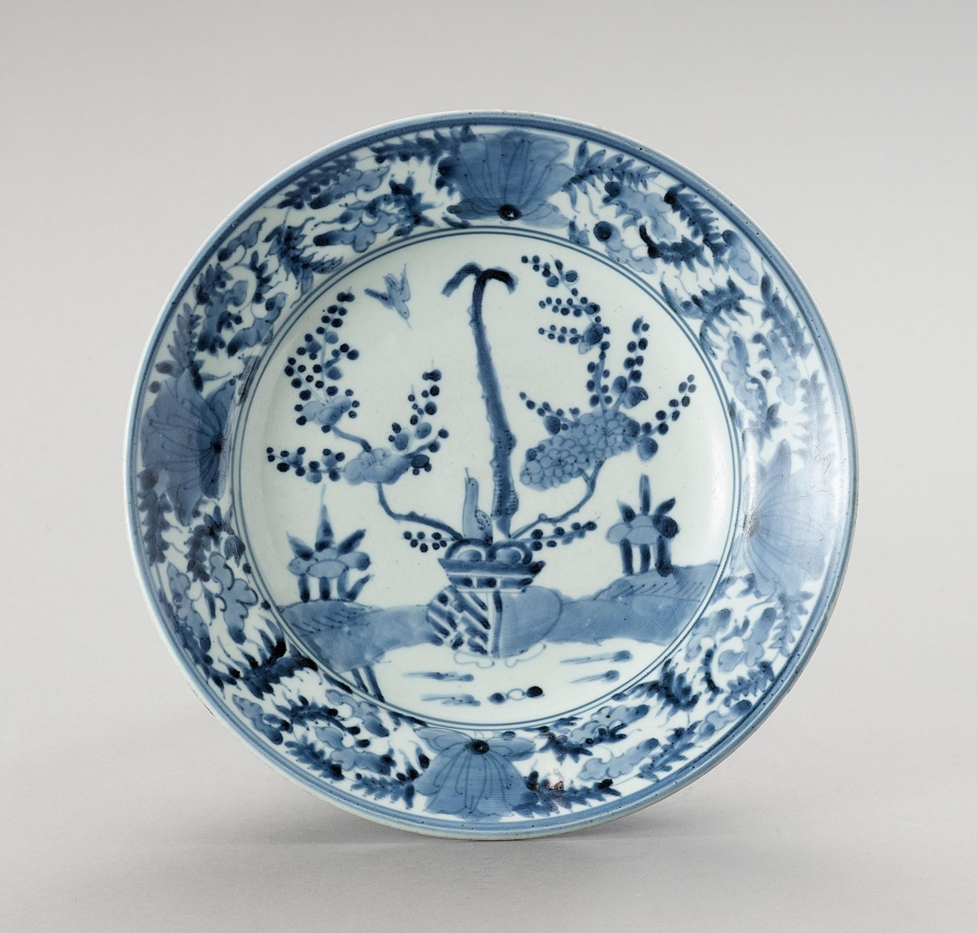 A 'KRAAK' STYLE BLUE AND WHITE PORCELAIN DISH