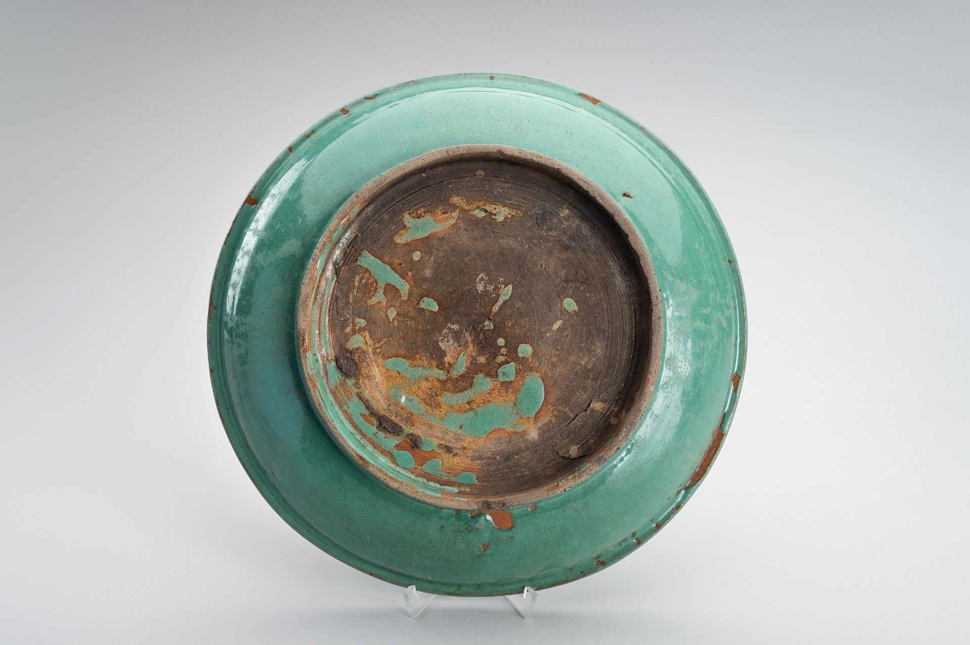 A RARE CELADON PORCELAIN CHARGER - Image 9 of 11