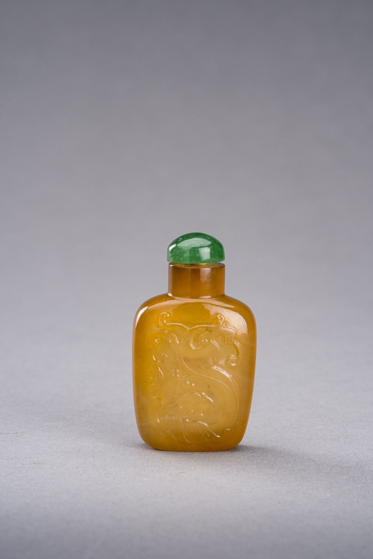 AN AGATE 'CHILONG' SNUFF BOTTLE, QING DYNASTY - Image 3 of 6