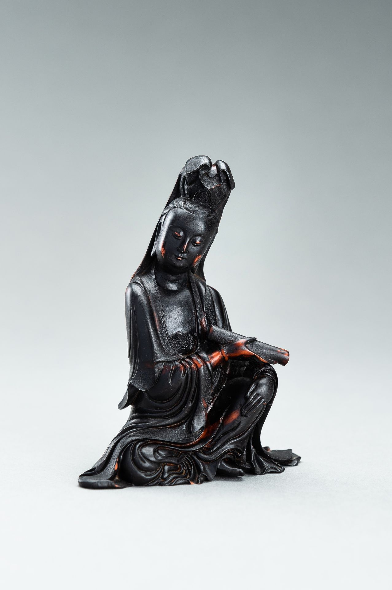 A BUFFALO HORN FIGURE OF GUANYIN - Bild 2 aus 11