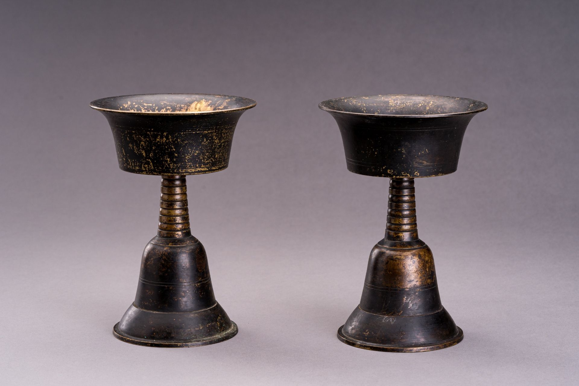 TWO LARGE TIBETAN BRONZE BUTTER LAMPS - Bild 3 aus 6