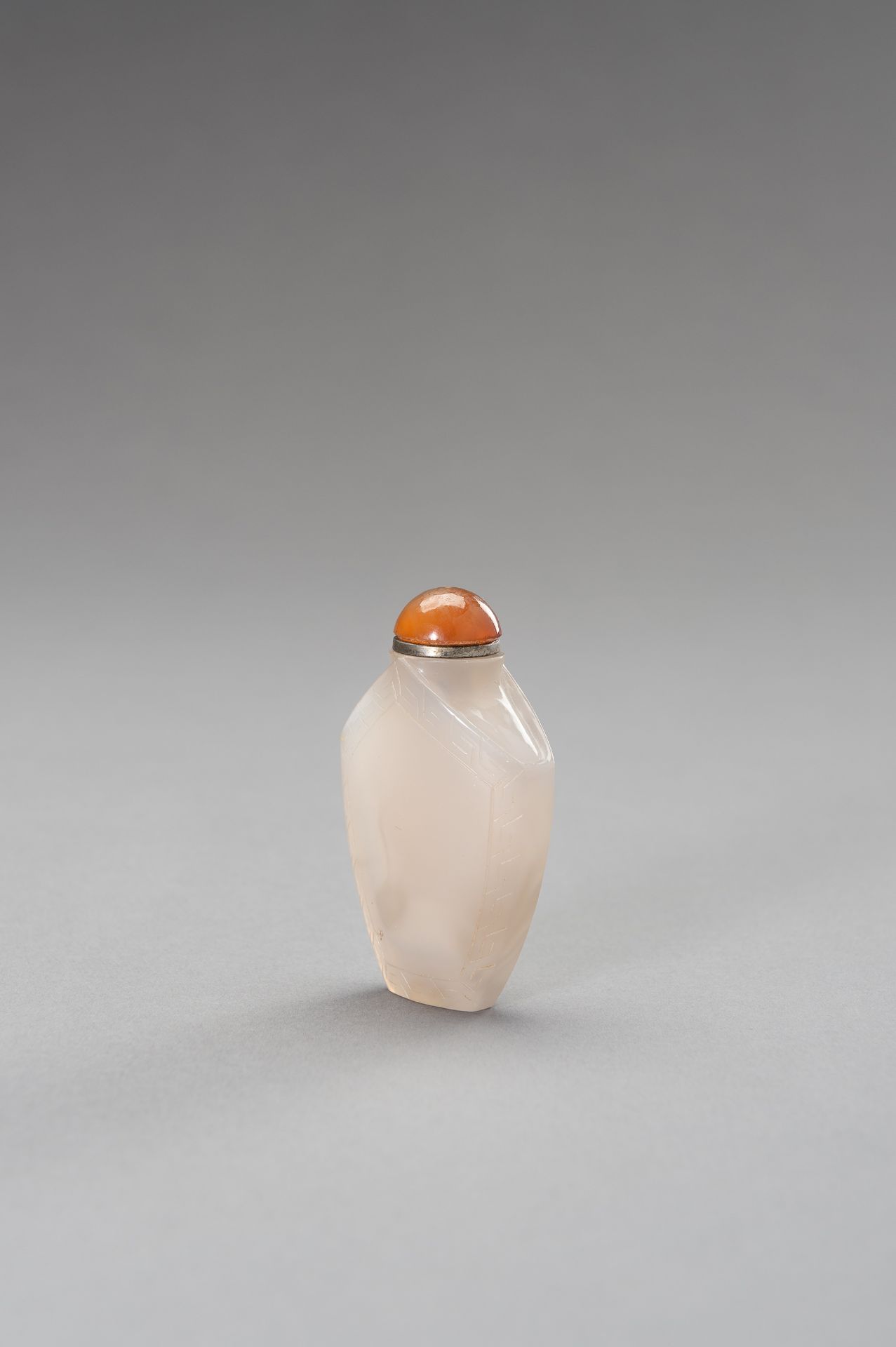 AN AGATE SNUFF BOTTLE, QING - Bild 2 aus 11