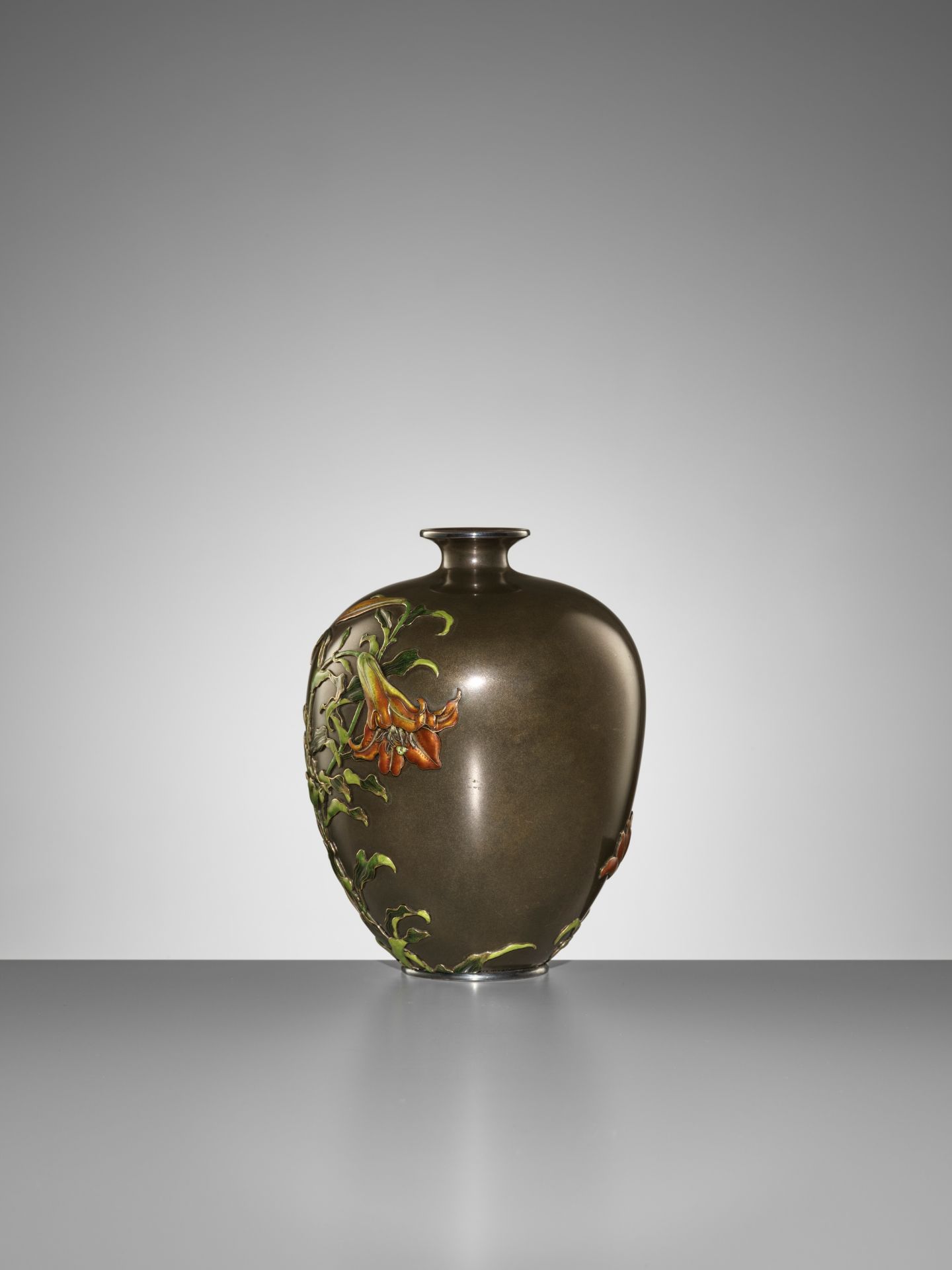 TAKASAKI KOICHI: A MASTERFUL ENAMELED SHIBUICHI VASE DEPICTING LILIES - Image 12 of 16