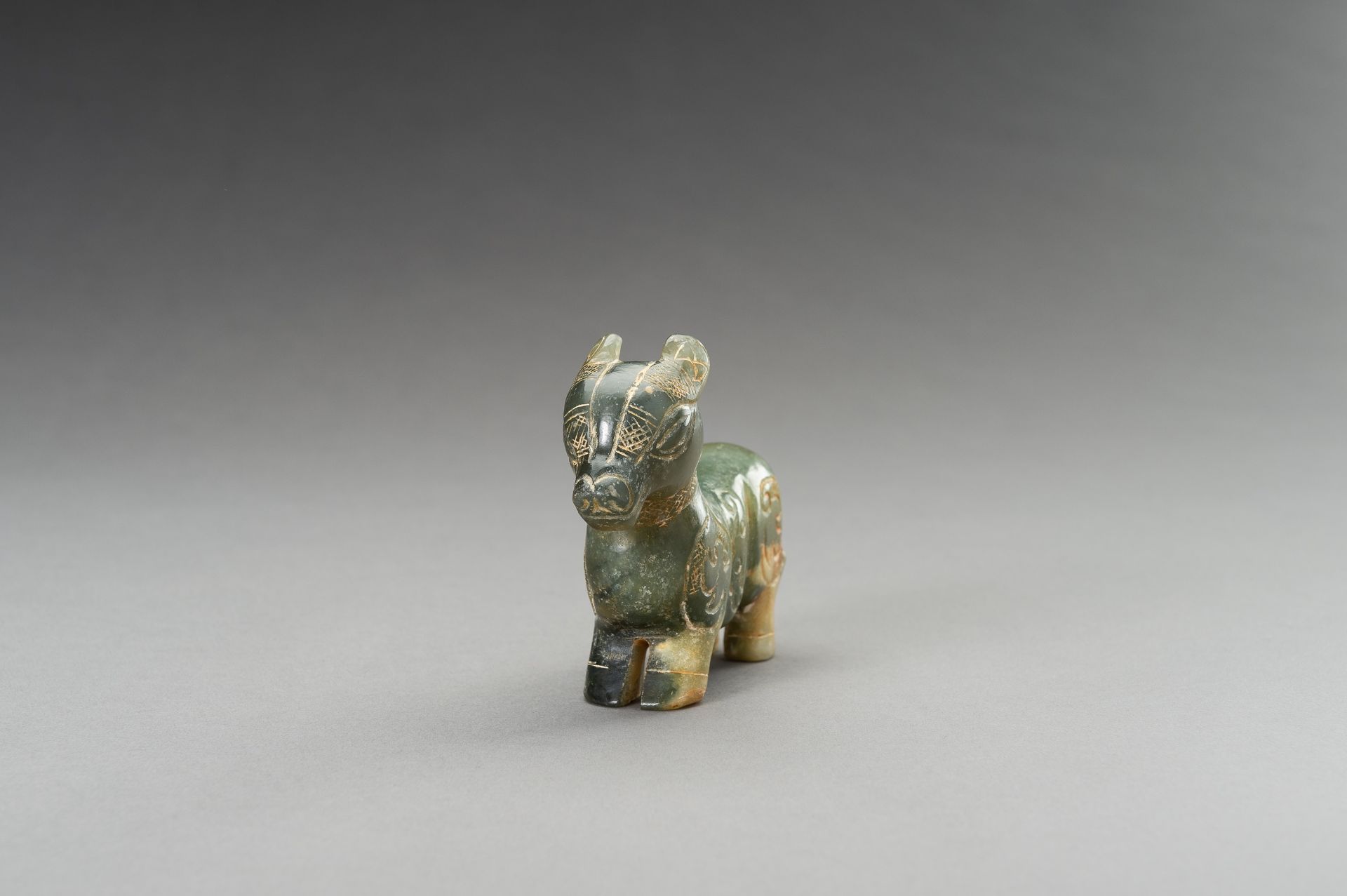 AN ARCHAISTIC HARDSTONE FIGURE OF A MYTHICAL BEAST, 20TH CENTURY - Bild 4 aus 9