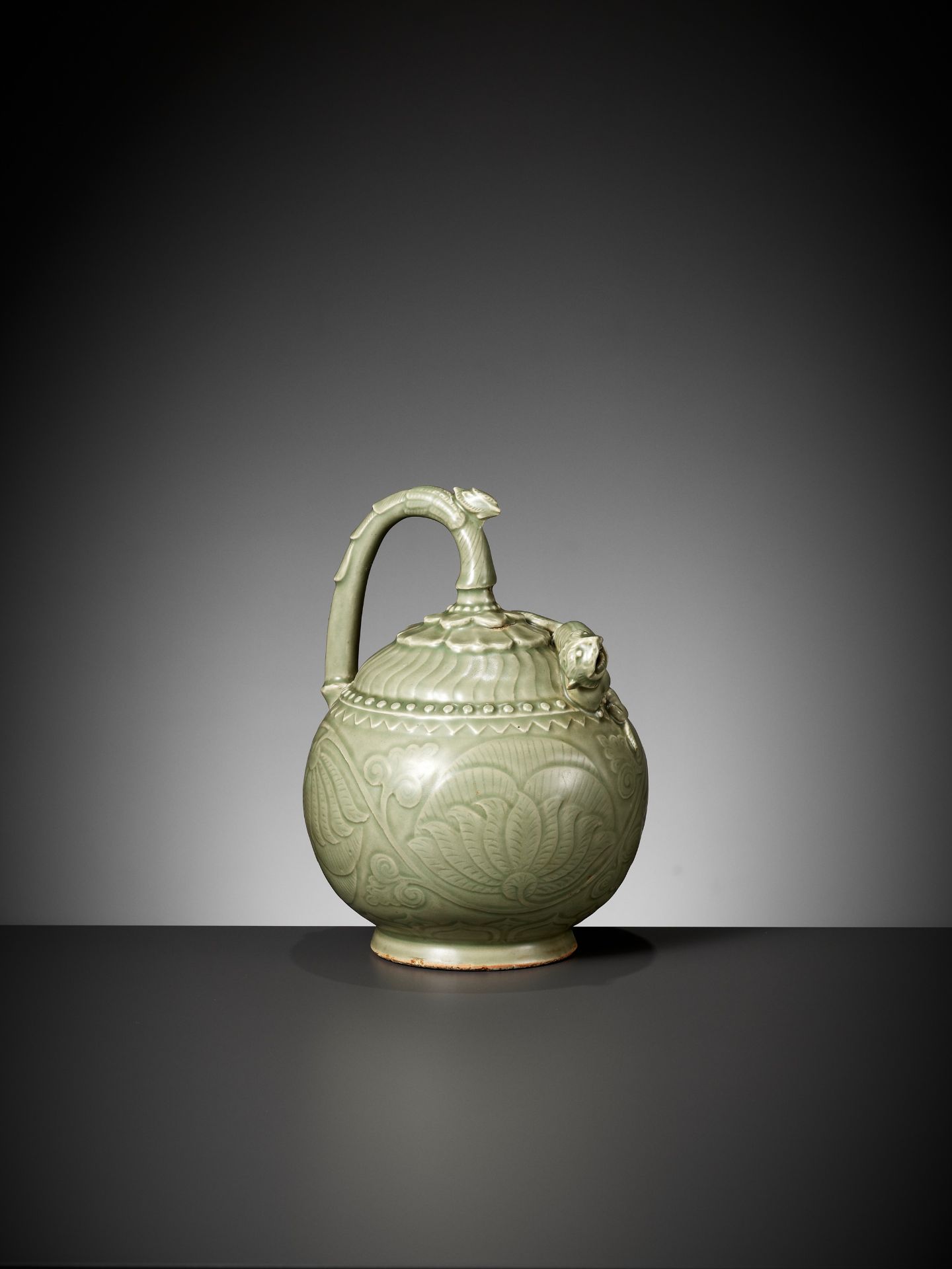 A CELADON GLAZED 'SURPRISE' EWER WITH A 'LION' SPOUT, QING DYNASTY - Bild 8 aus 13