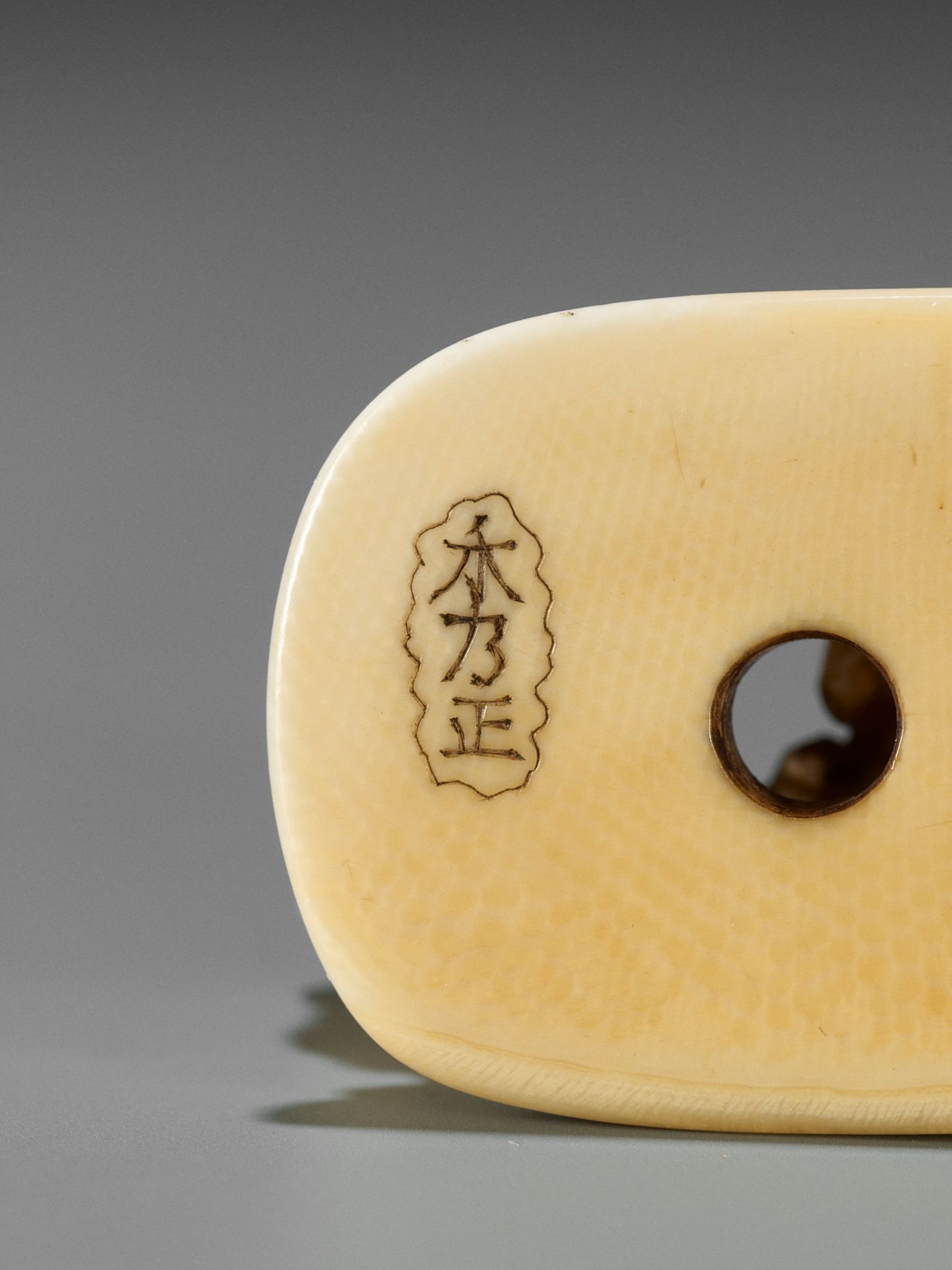 HIDEMASA: A FINE IVORY NETSUKE DEPICTING ASAHINA AND GORO - Image 9 of 11