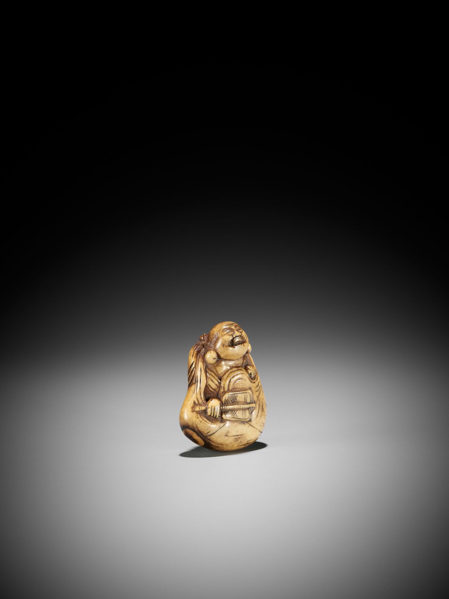 A LARGE STAG ANTLER NETSUKE OF HOTEI INSIDE HIS TREASURE BAG - Image 9 of 10