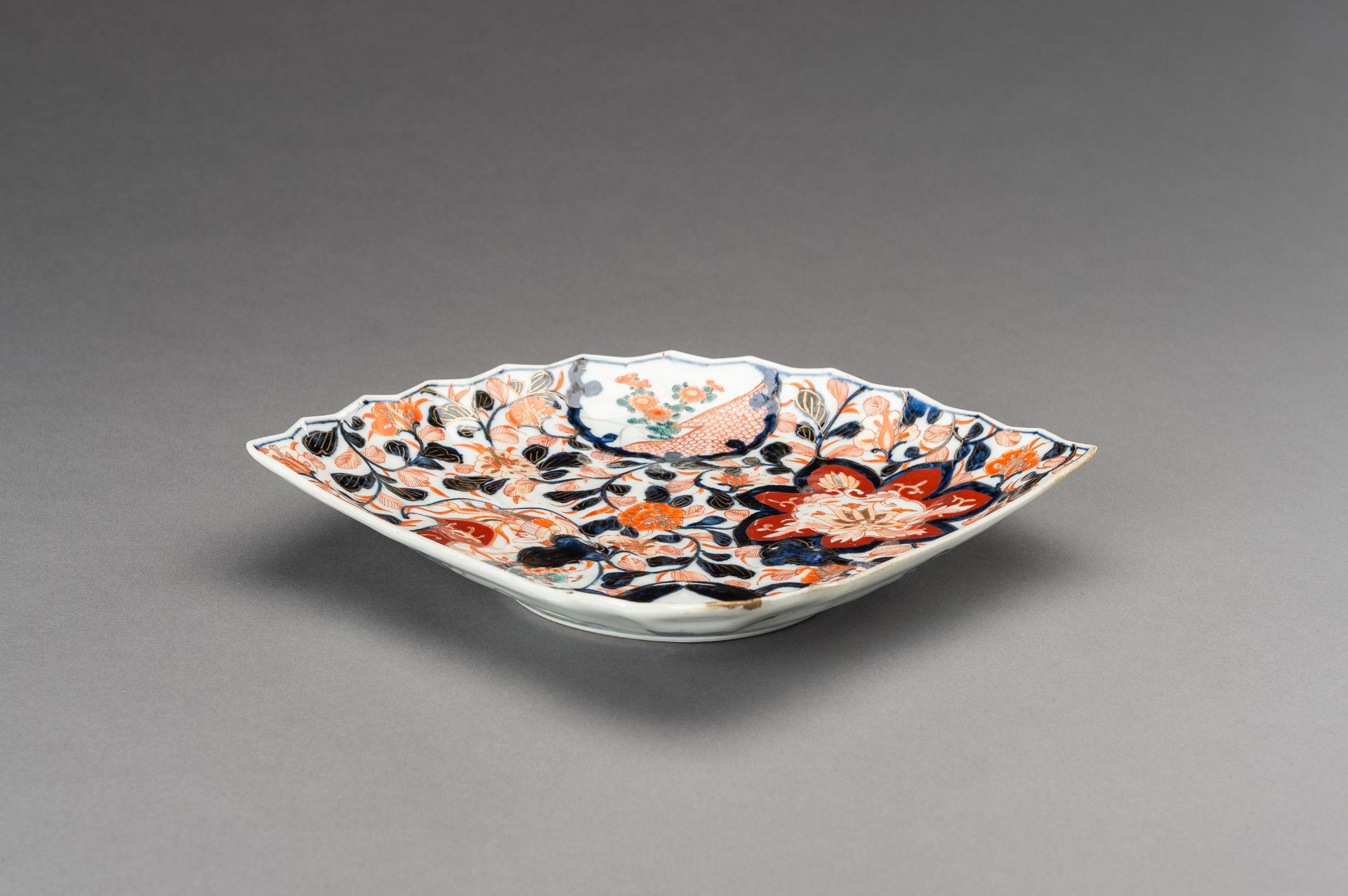 AN IMARI PORCELAIN 'FAN' TRAY WITH OKAME, 19th CENTURY - Image 8 of 11