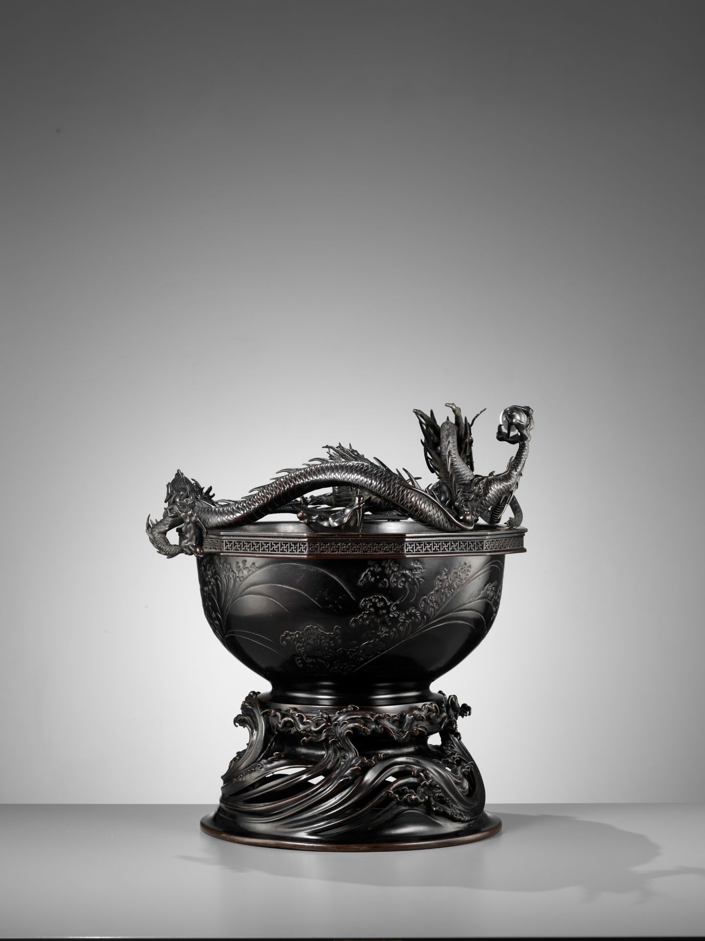 HIDEMITSU: A LARGE AND IMPRESSIVE BRONZE BOWL WITH TWO DRAGONS - Bild 10 aus 16