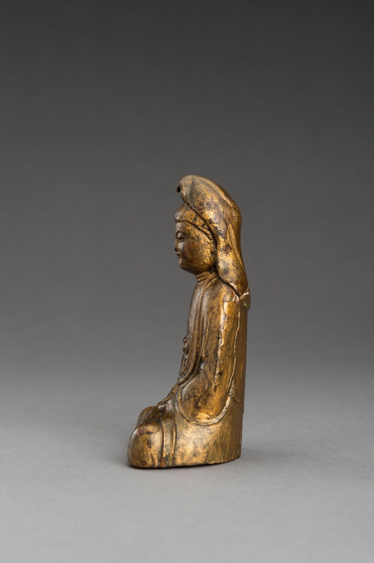 A GOLD LACQUERED WOOD FIGURE OF GUANYIN, 19th CENTURY - Bild 7 aus 9