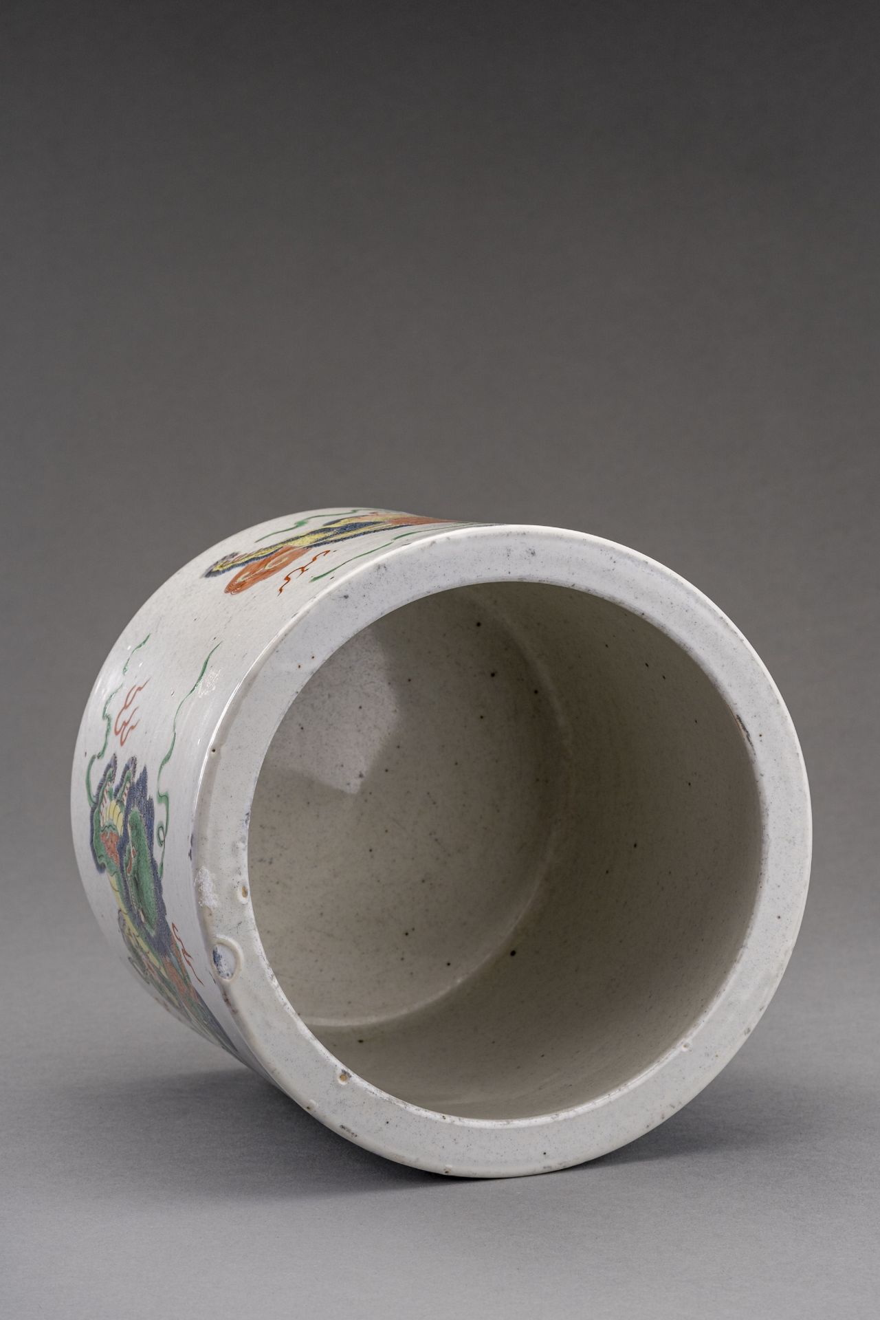 A FAMILLE VERTE 'BUDDHIST LION' PORCELAIN BRUSHPOT, BITONG, c. 1920s - Image 6 of 7