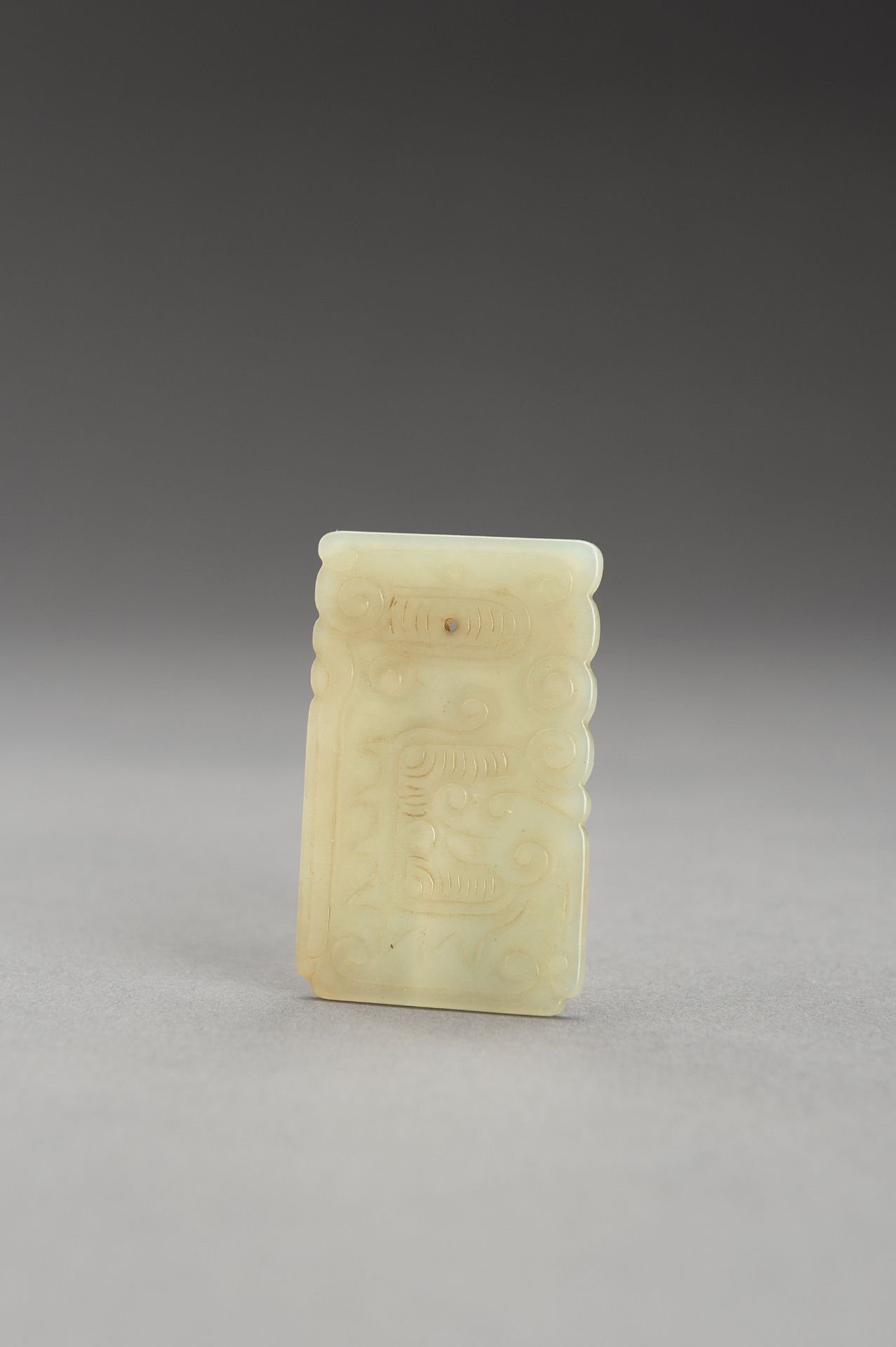 AN ARCHAISTIC PALE CELADON MINIATURE PLAQUE - Bild 2 aus 12