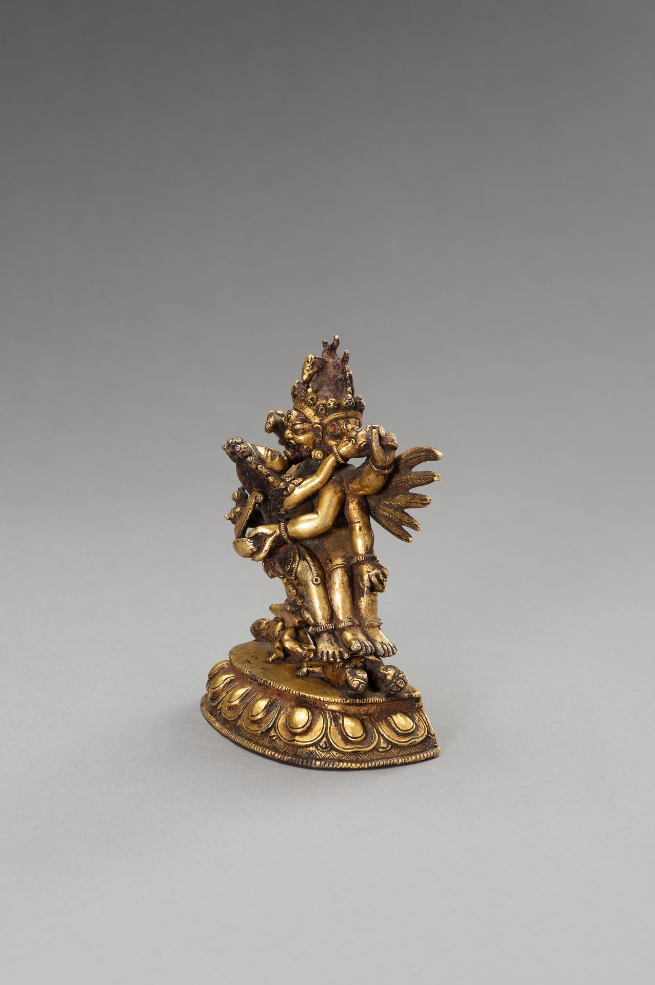 A GILT-BRONZE OF HAYAGRIVA IN YABYUM, 18TH CENTURY - Bild 3 aus 13