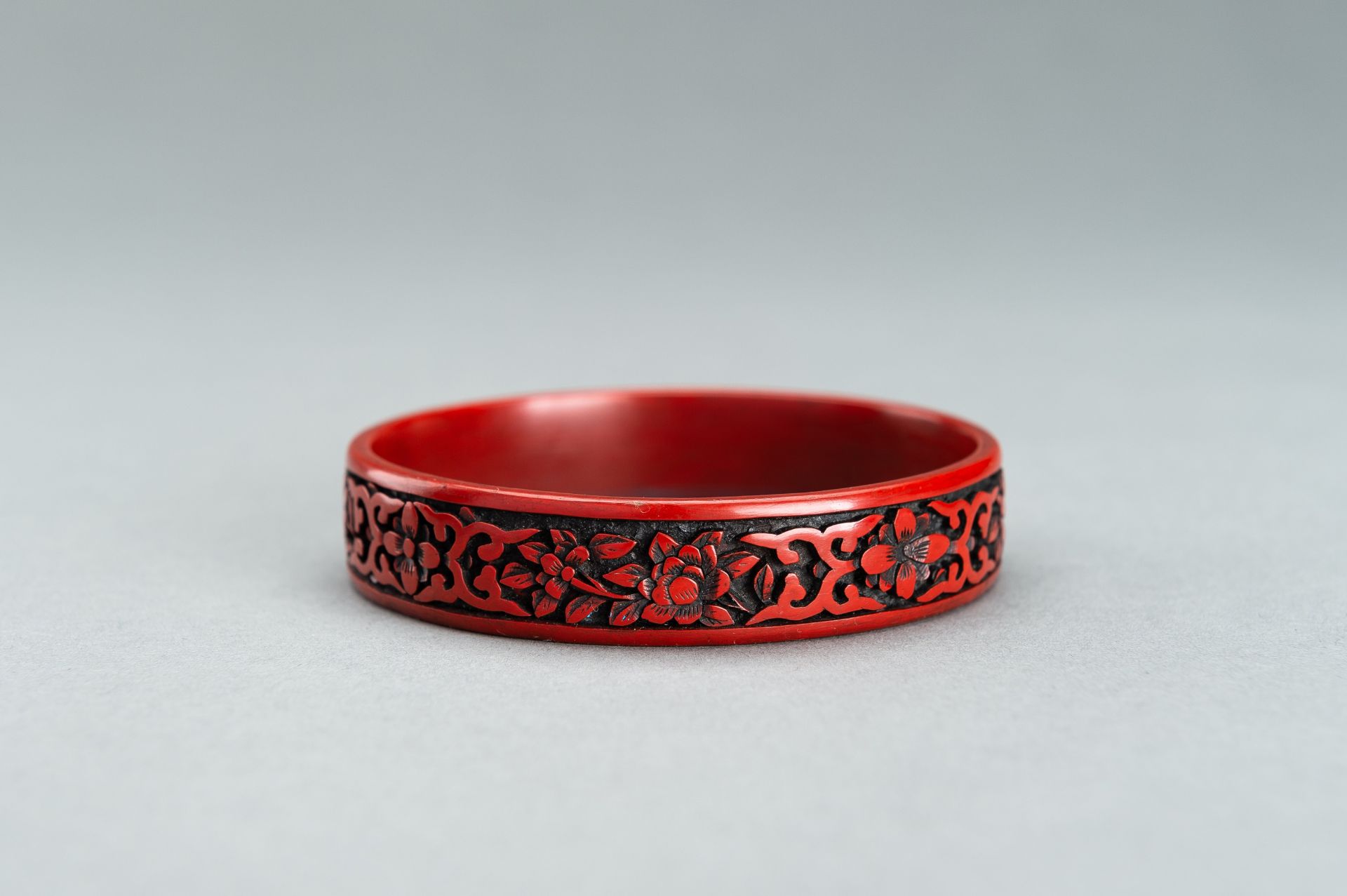 A GROUP OF FOUR METAL, SILVER-PLATED, AND CINNABAR LACQUER BRACELETS - Bild 9 aus 23