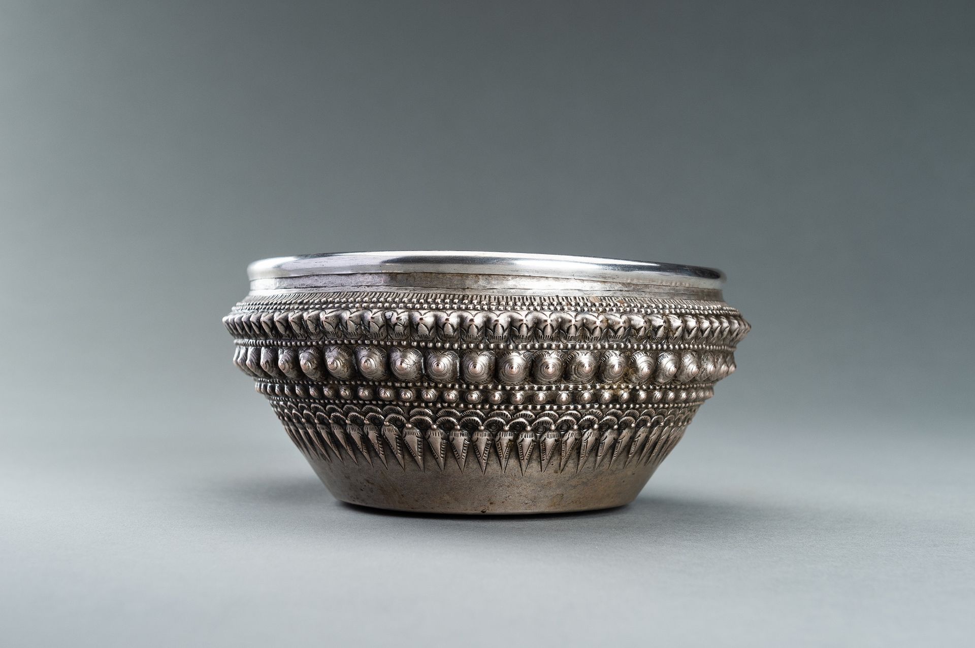 A SILVER BOWL - Bild 8 aus 10