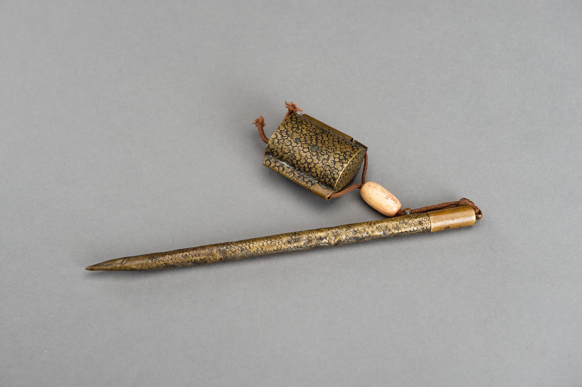 A BRASS PEN SHAPED YATATE, MEIJI - Image 9 of 11