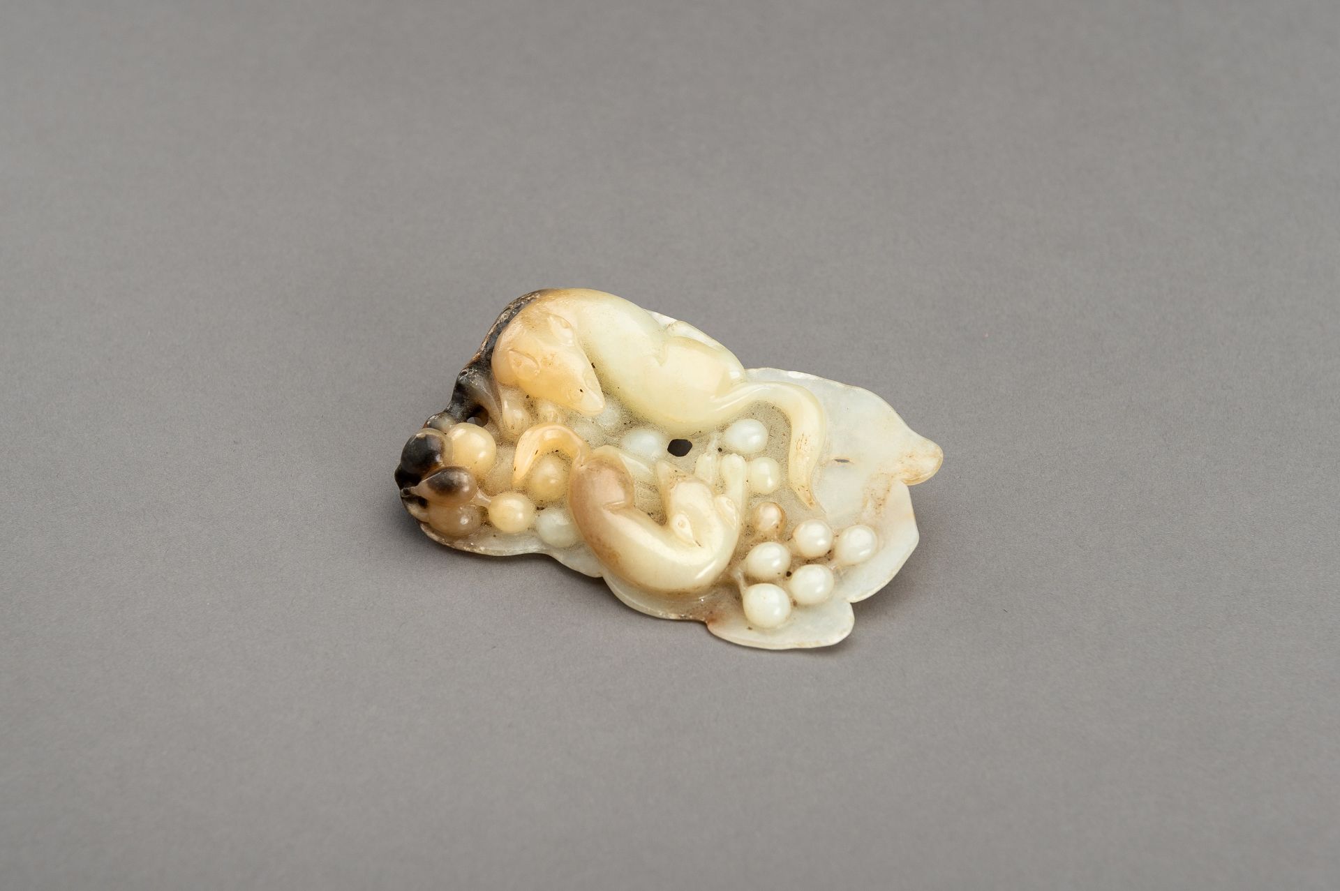 A WHITE AND RUSSET JADE PENDANT 'MONGOOSES ON GRAPES' - Bild 12 aus 15