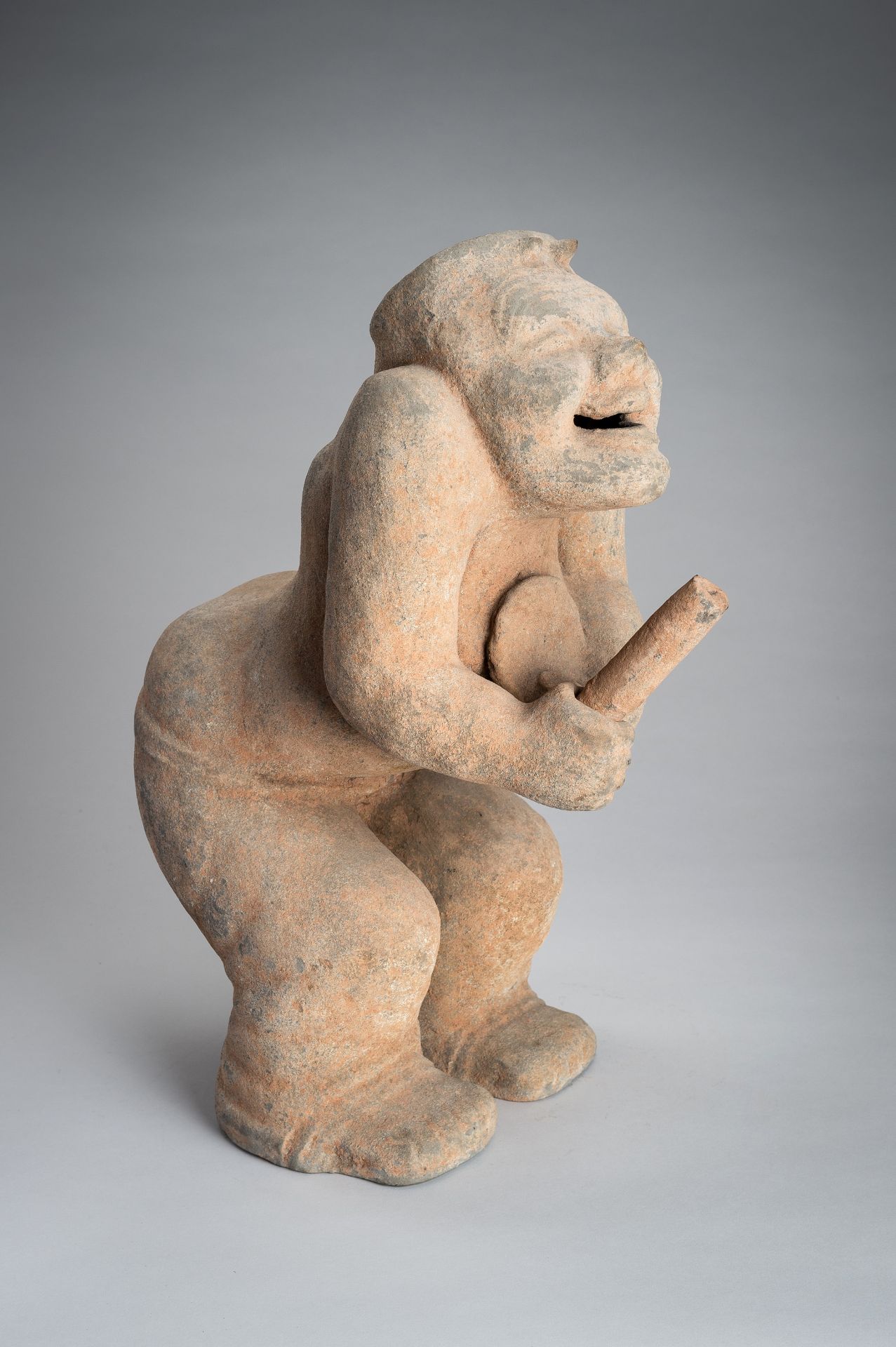 A HAN-STYLE TERRACOTTA FIGURE OF A SQUATTING DRUMMER - Bild 7 aus 16