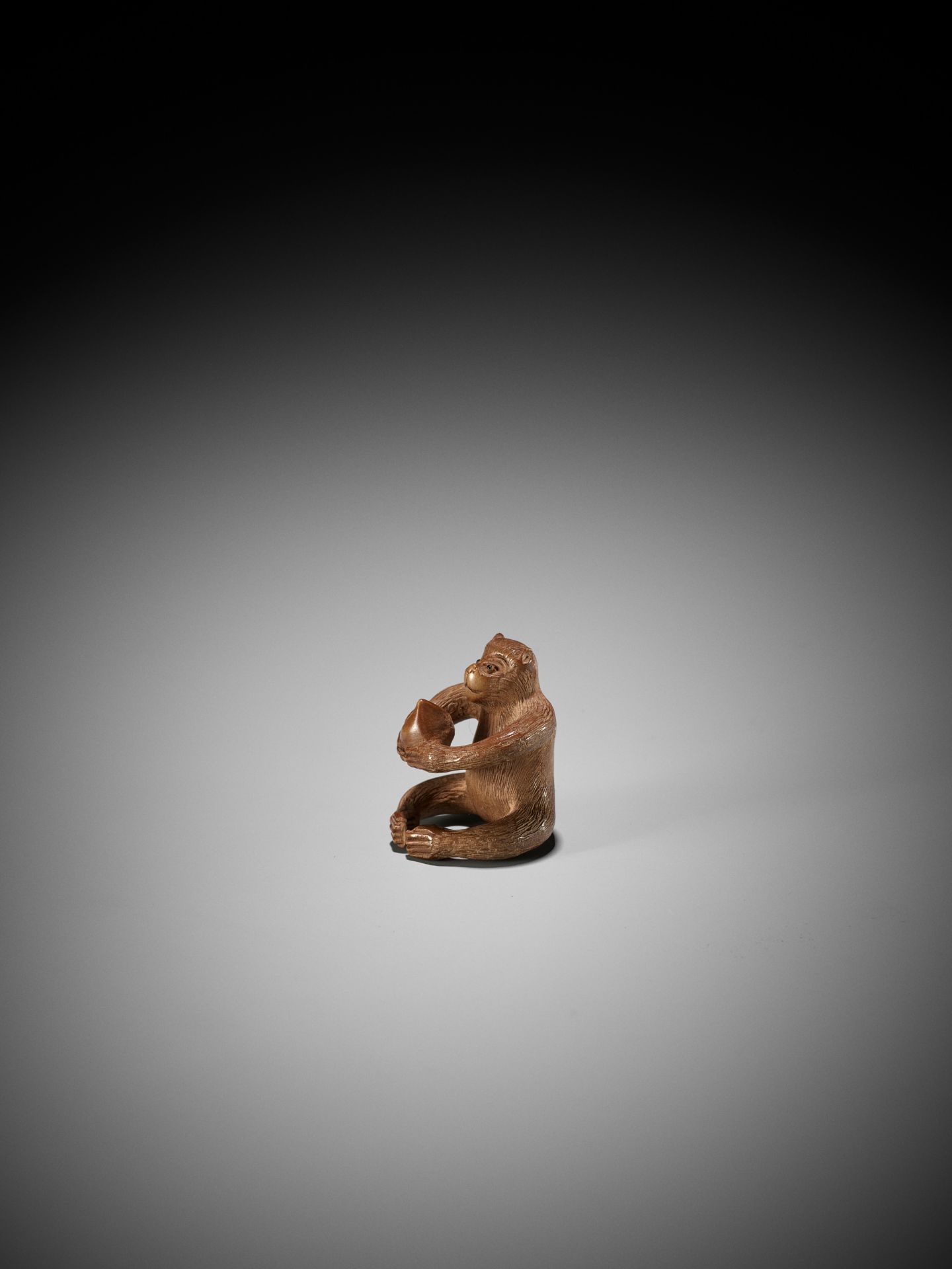 AN AMUSING WOOD NETSUKE OF A MONKEY WITH PEACH - Image 4 of 7