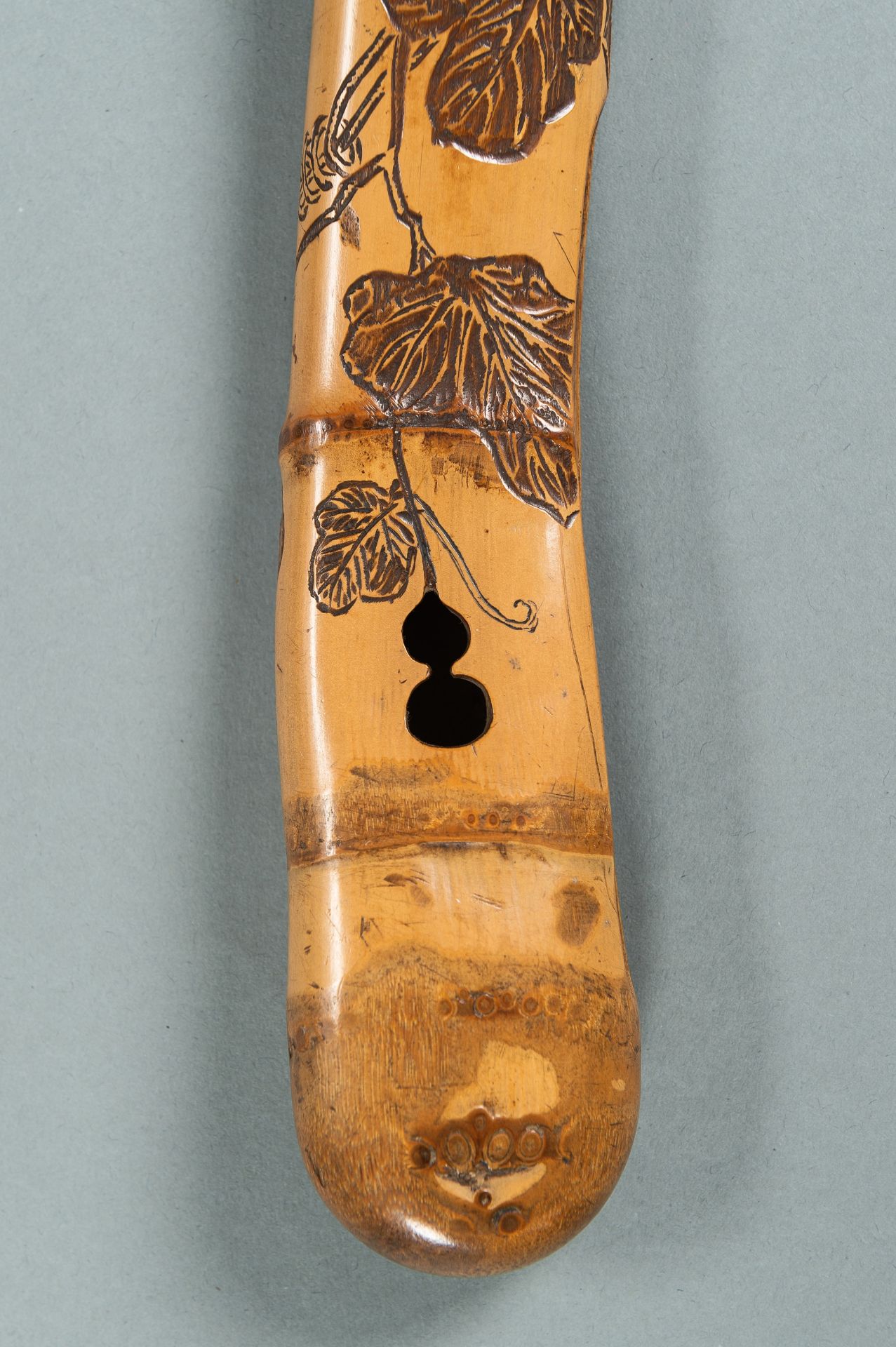 A BAMBOO KISERUZUTSU DEPICTING A GOURD AND LEAVES, EDO - Bild 3 aus 8