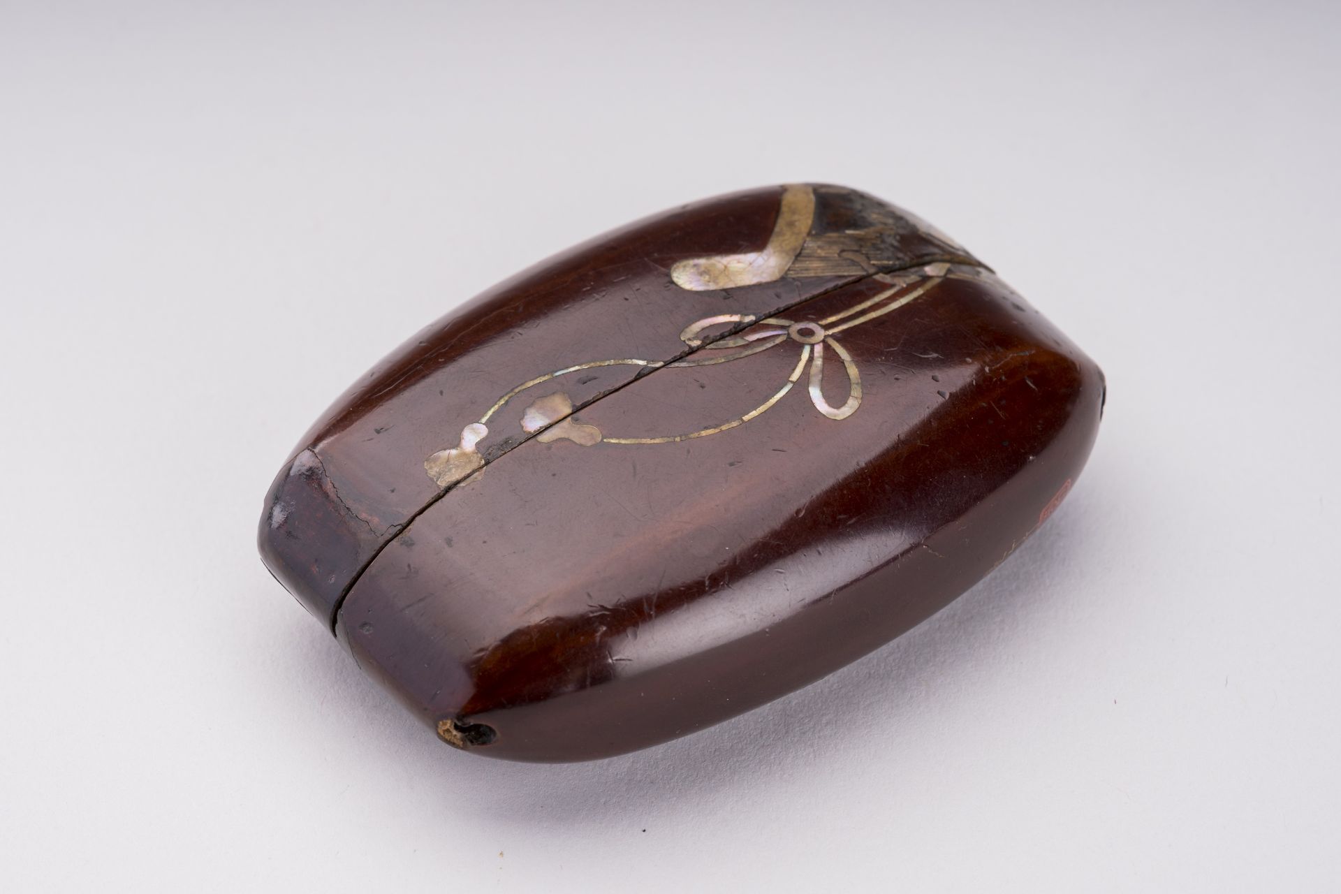 SUICHIKUKEN: A MOTHER-OF-PEARL INLAID RED LACQUER SINGLE CASE INRO, EDO