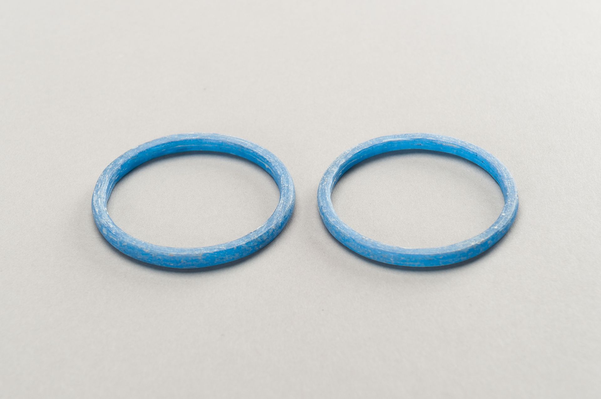 FOUR BLUE GLASS BANGLES - Bild 8 aus 12