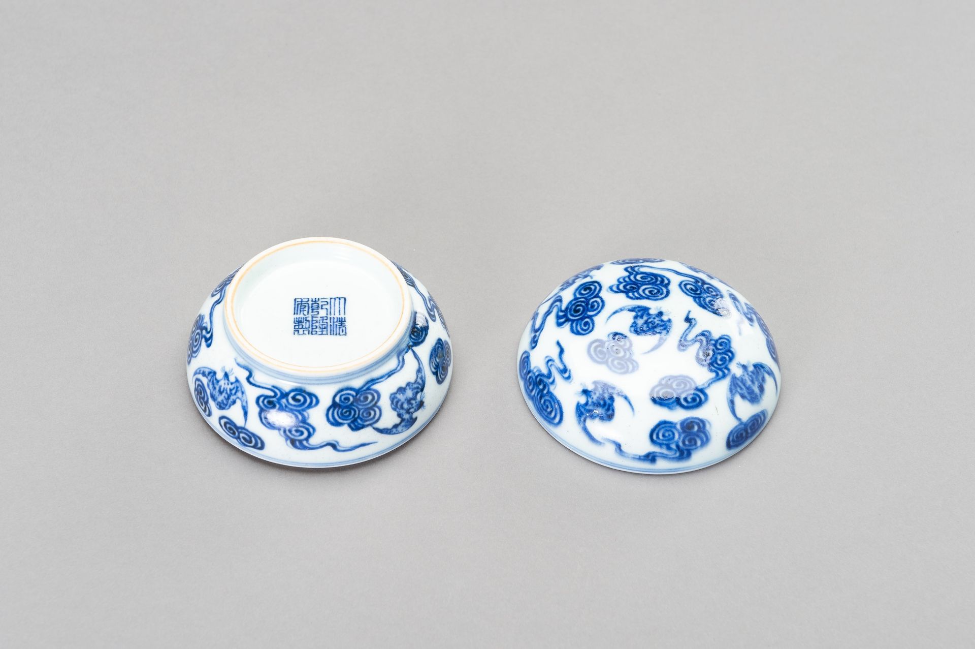 A SMALL BLUE AND WHITE PORCELAIN 'BATS' BOX AND COVER, LATE QING DYNASTY - Image 10 of 13