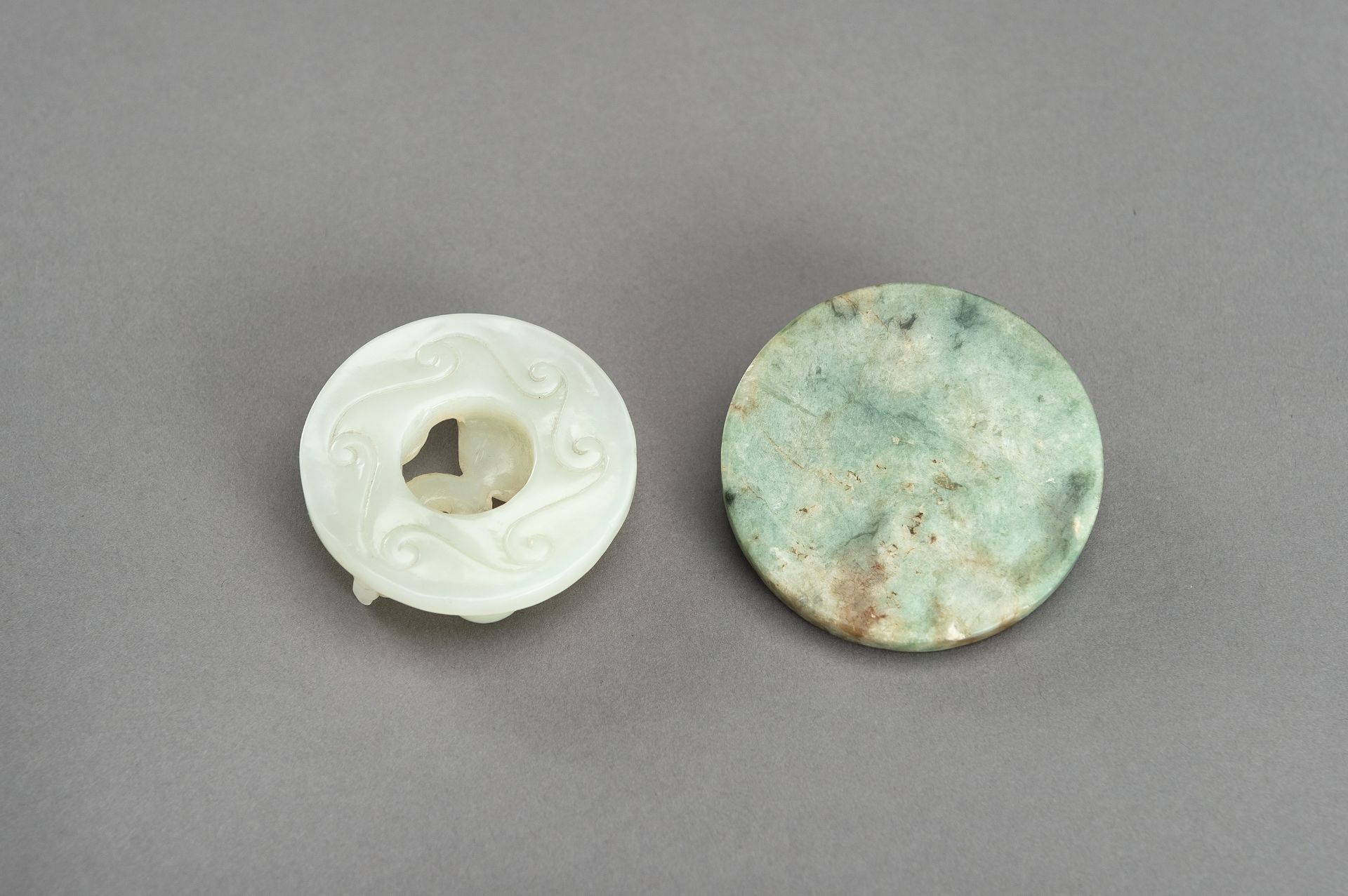 A LOT WITH TWO DECORATIVE JADE & HARDSTONE DISCS - Bild 7 aus 10