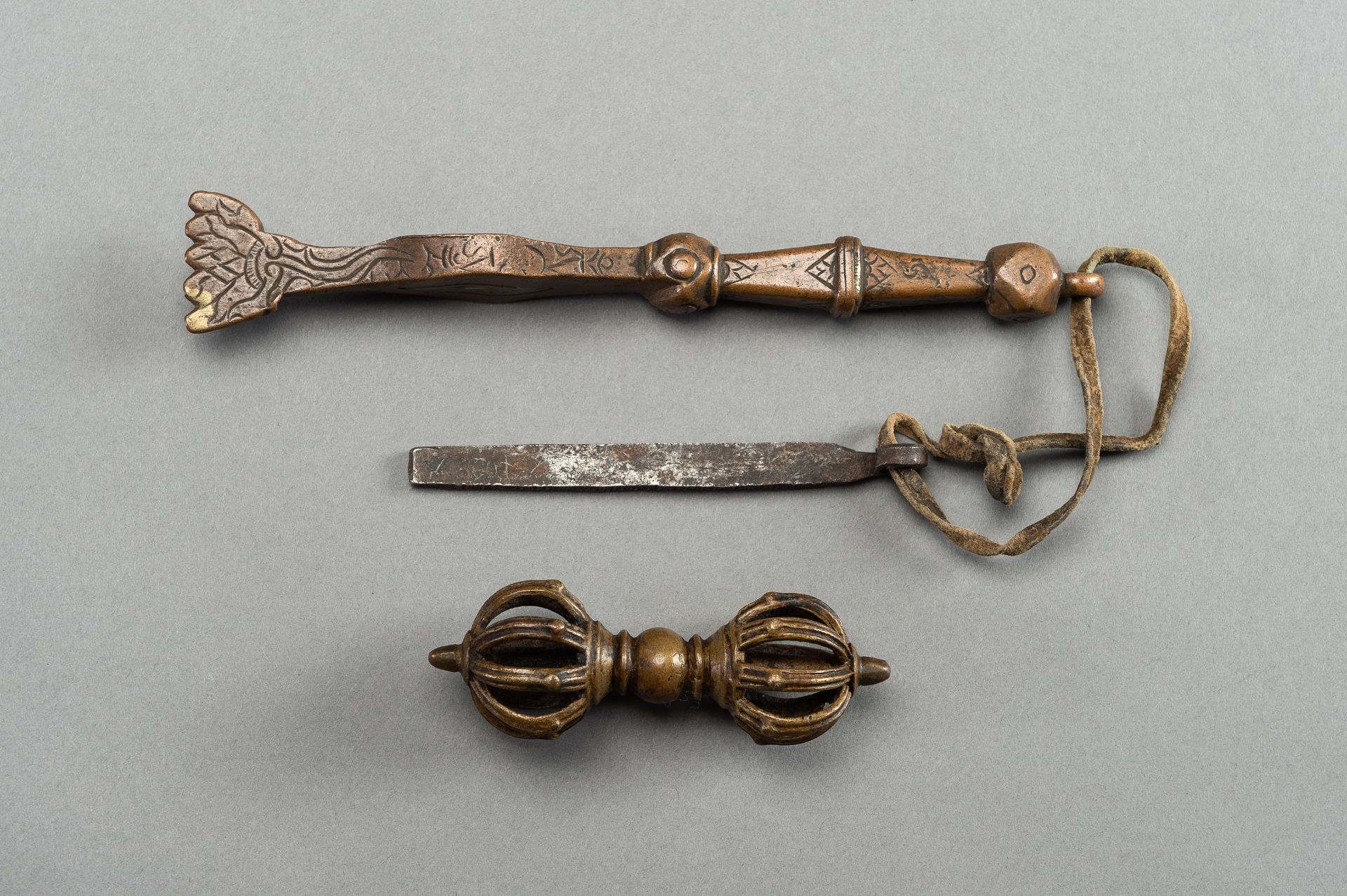 A BRONZE VAJRA AND TWO RITUAL INSTRUMENTS - Image 7 of 7