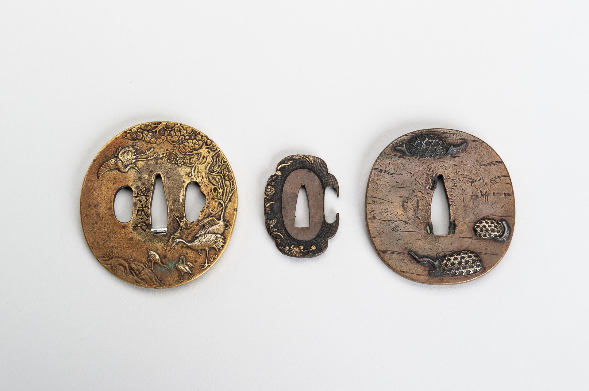 A LOT WITH THREE COPPER AND BRASS TSUBA, 19th CENTURY - Bild 10 aus 12