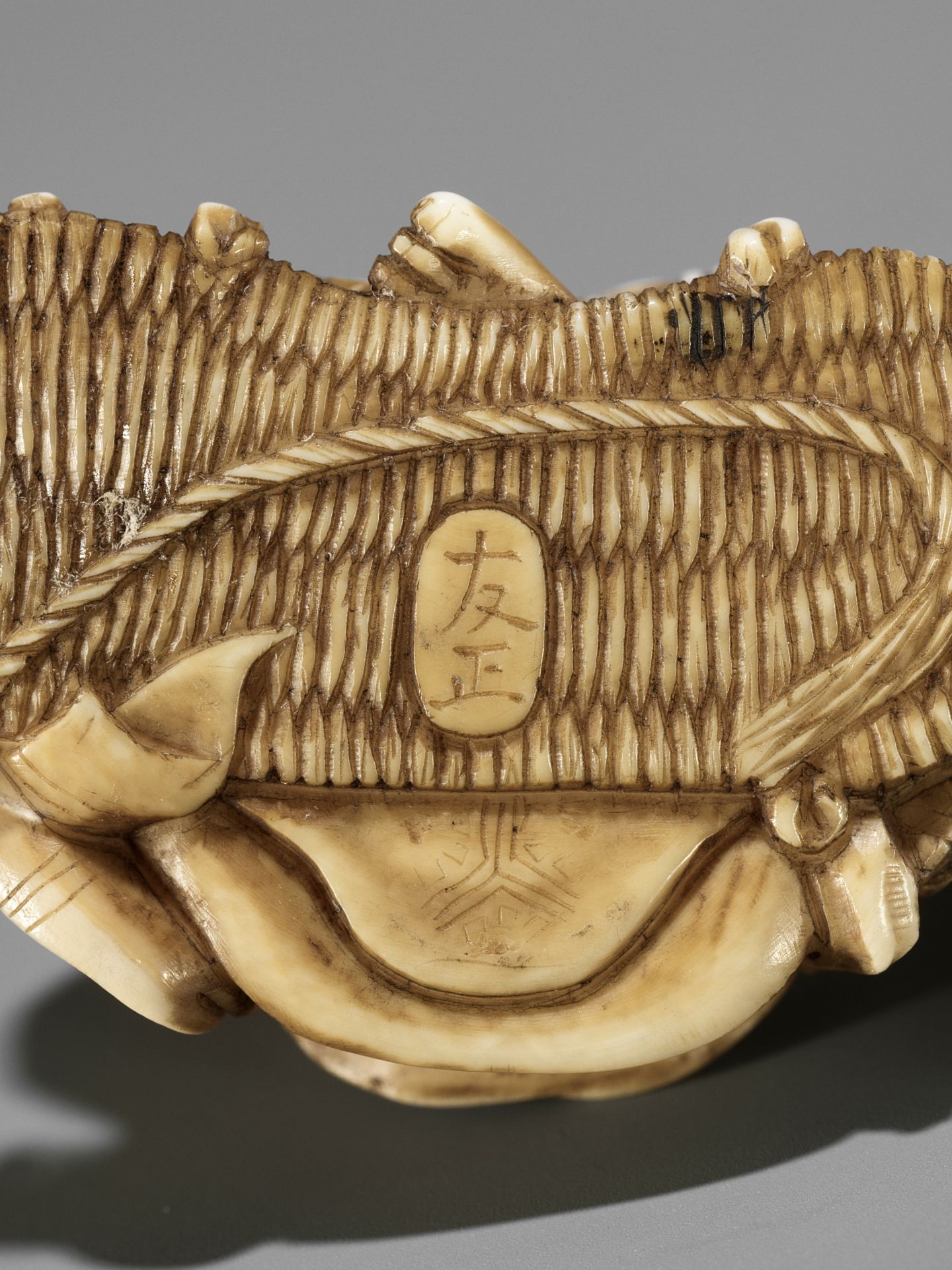 TOMOMASA: AN IVORY NETSUKE OF NIO BRAIDING A SANDAL - Bild 10 aus 11