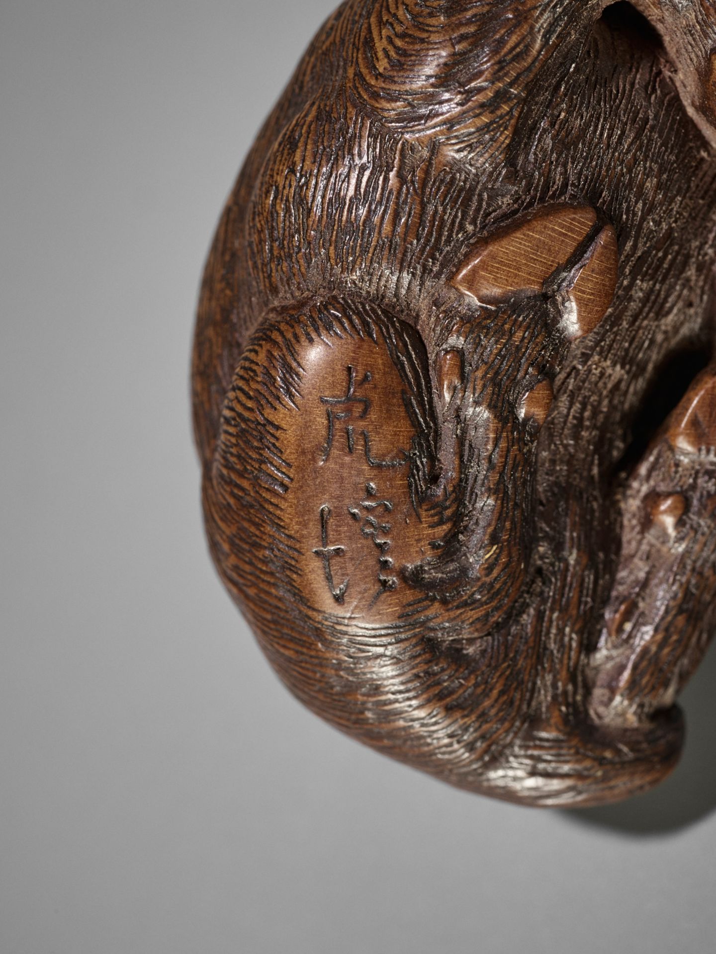 KOKEI: A FINE WOOD NETSUKE OF A RECUMBENT BOAR - Image 14 of 14